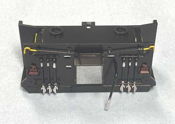 PILOT / FIXED / REAR / BLACK W/YELLOW / NO LETTERING / RAILKING ONE GAUGE ES44AC