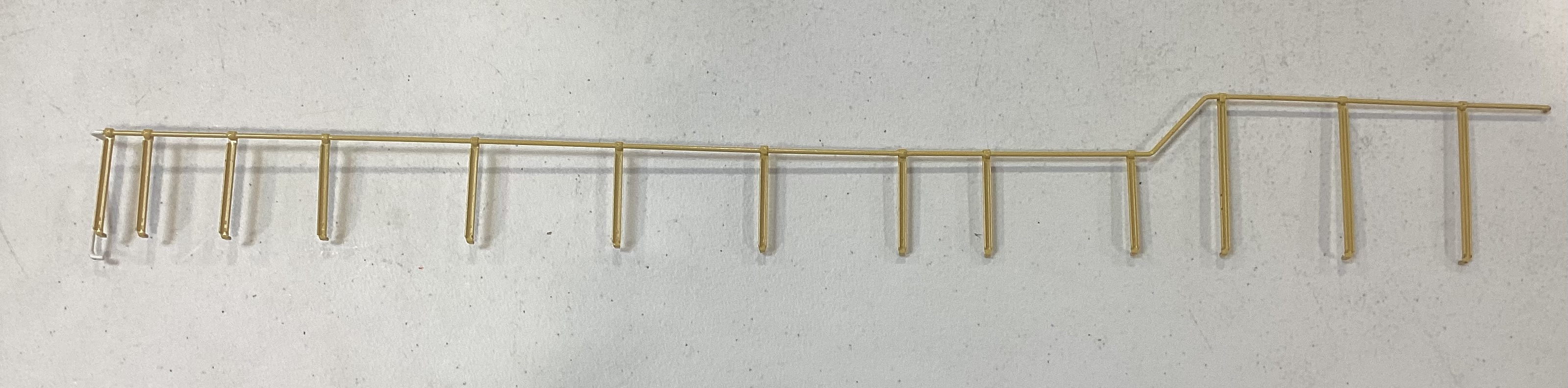HANDRAIL / RH SIDE / LONG / YELLOW W/WHITE ENDS / NARROW NOSE / RAILKING ONE GAUGE DASH-8
