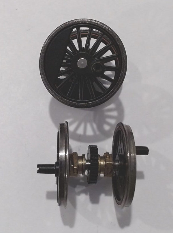 WHEEL & AXLE ASSEMBLY / CENTER DRIVER / W/HELICAL GEAR & ECCENTRIC PINS / BLACK WHEELS / HO SCALE K-4 4-6-2