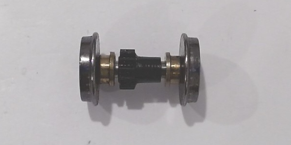 WHEEL & AXLE ASSEMBLY / W/GEAR / HO SCALE UP VERANDA