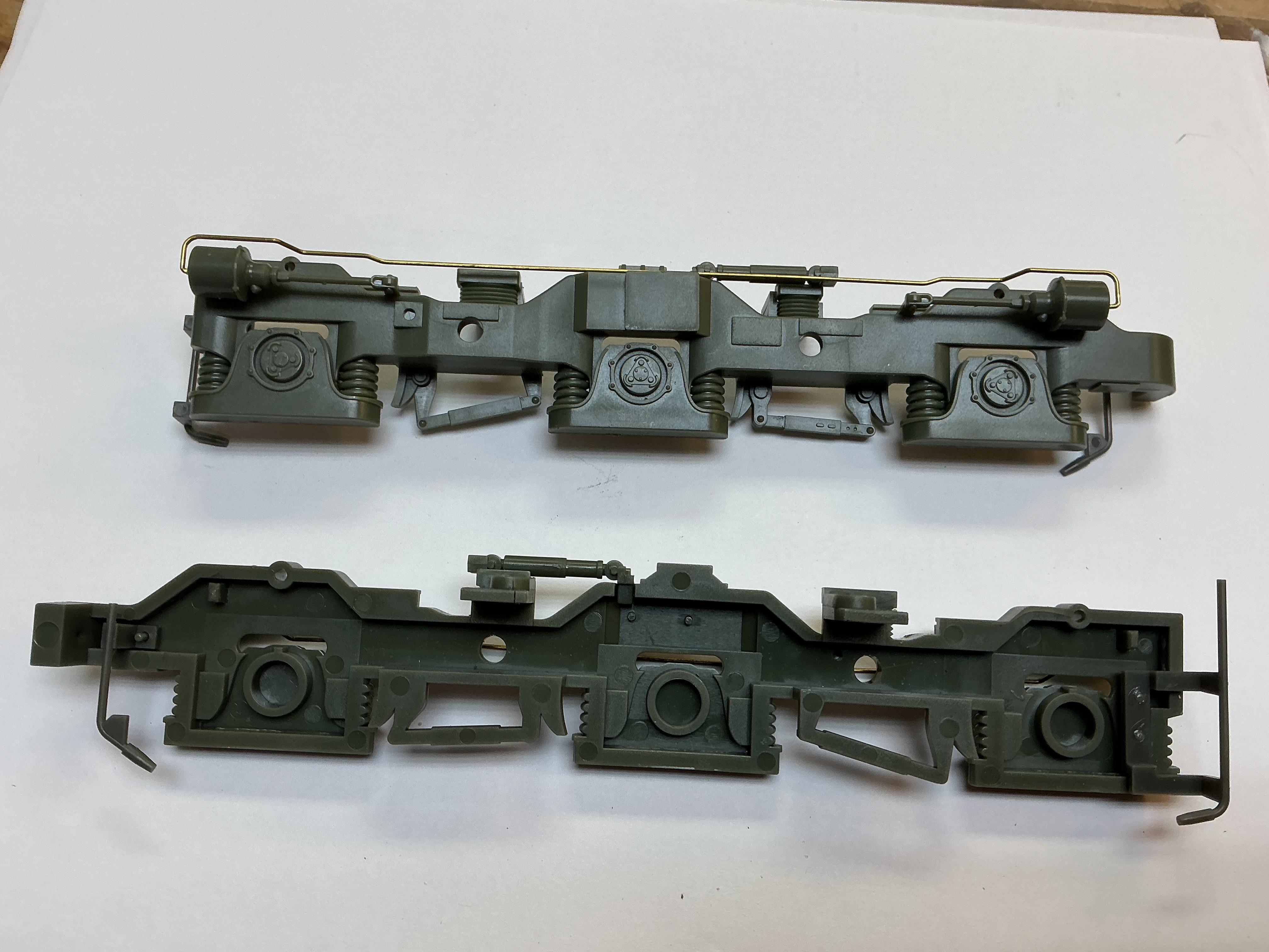 SIDE FRAME / 3-AXLE / HIGH ADHESION / LF OR RR / UNPAINTED / RAILKING ONE GAUGE ES44AC