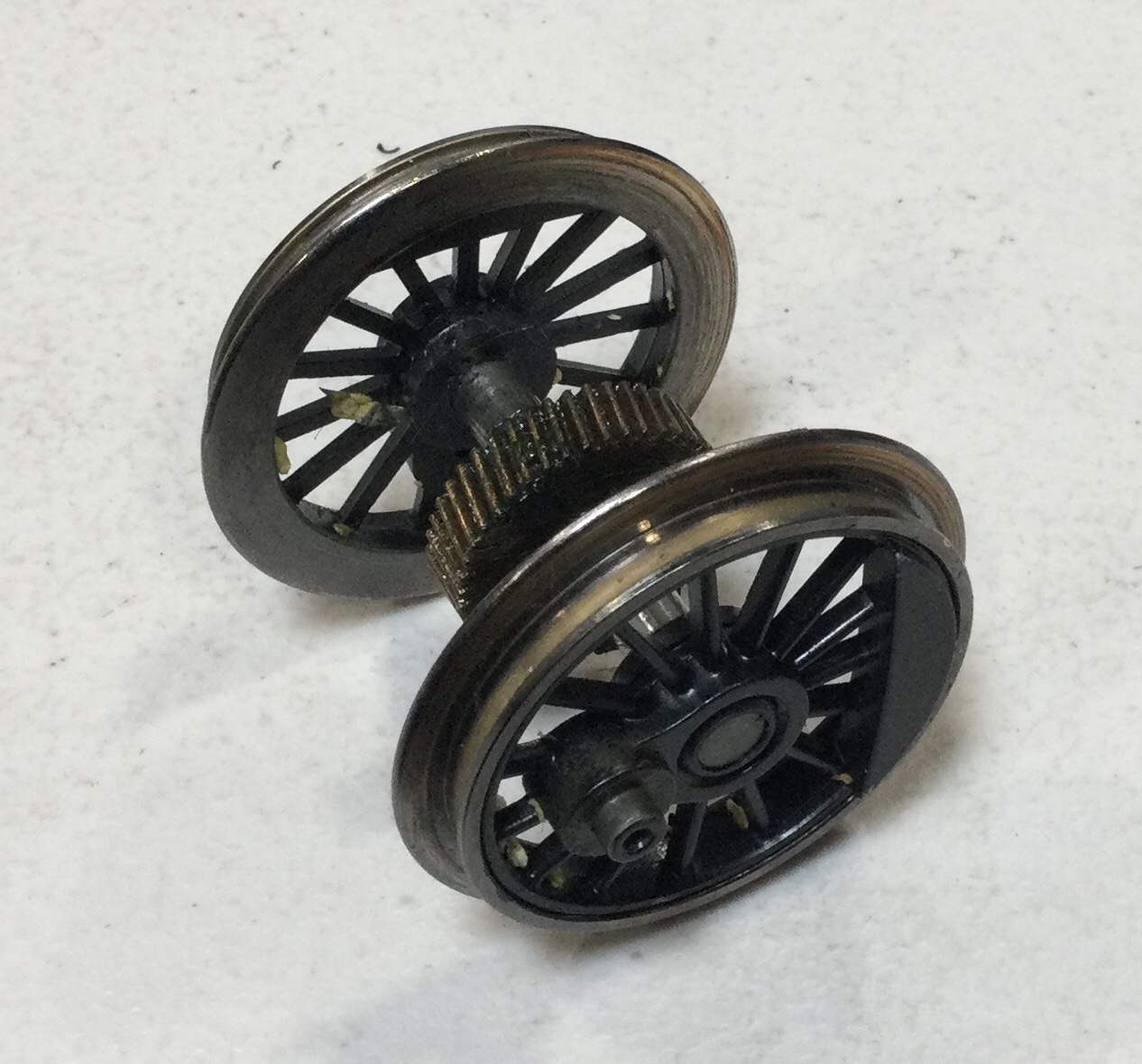 WHEEL & AXLE ASSEMBLY / DRIVER W/BEARINGS & WORM WHEEL / 4TH POSITION / FRONT ENGINE ONLY / RAILKING ONE GAUGE TRIPLEX
