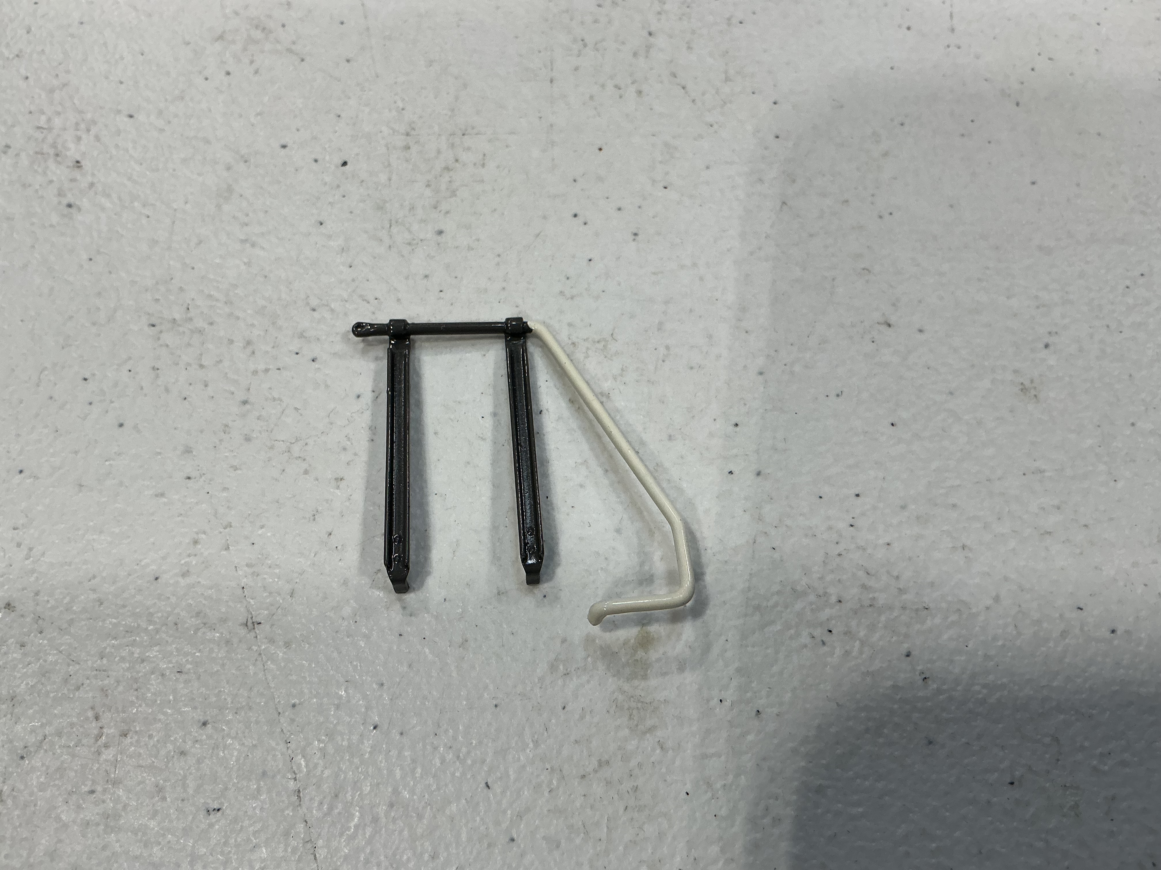 HANDRAIL / REAR PILOT DECK / RH SIDE / GRAY W/WHITE ENDS / NARROW NOSE / ONE GAUGE DASH-8