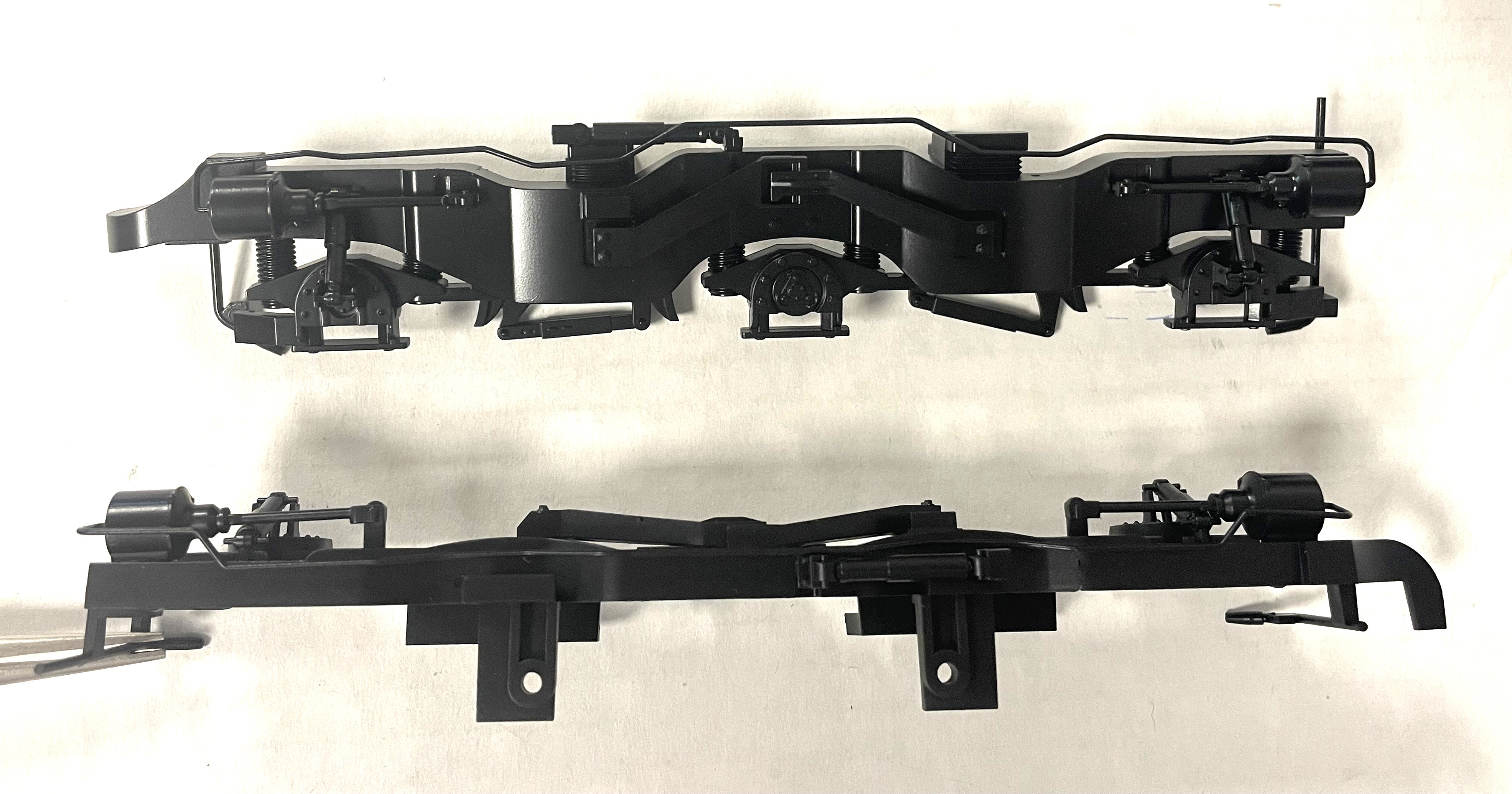 SIDE FRAME / 3-AXLE / STEERABLE / RF OR LR / BLACK / RAILKING ONE GAUGE ES44AC