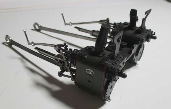 STEAM CHEST / W/CROSSHEAD GUIDES & MAIN RODS W/BLACK CENTERS / GREEN W/RED PIN STRIPING / PREMIER SNCF 150X