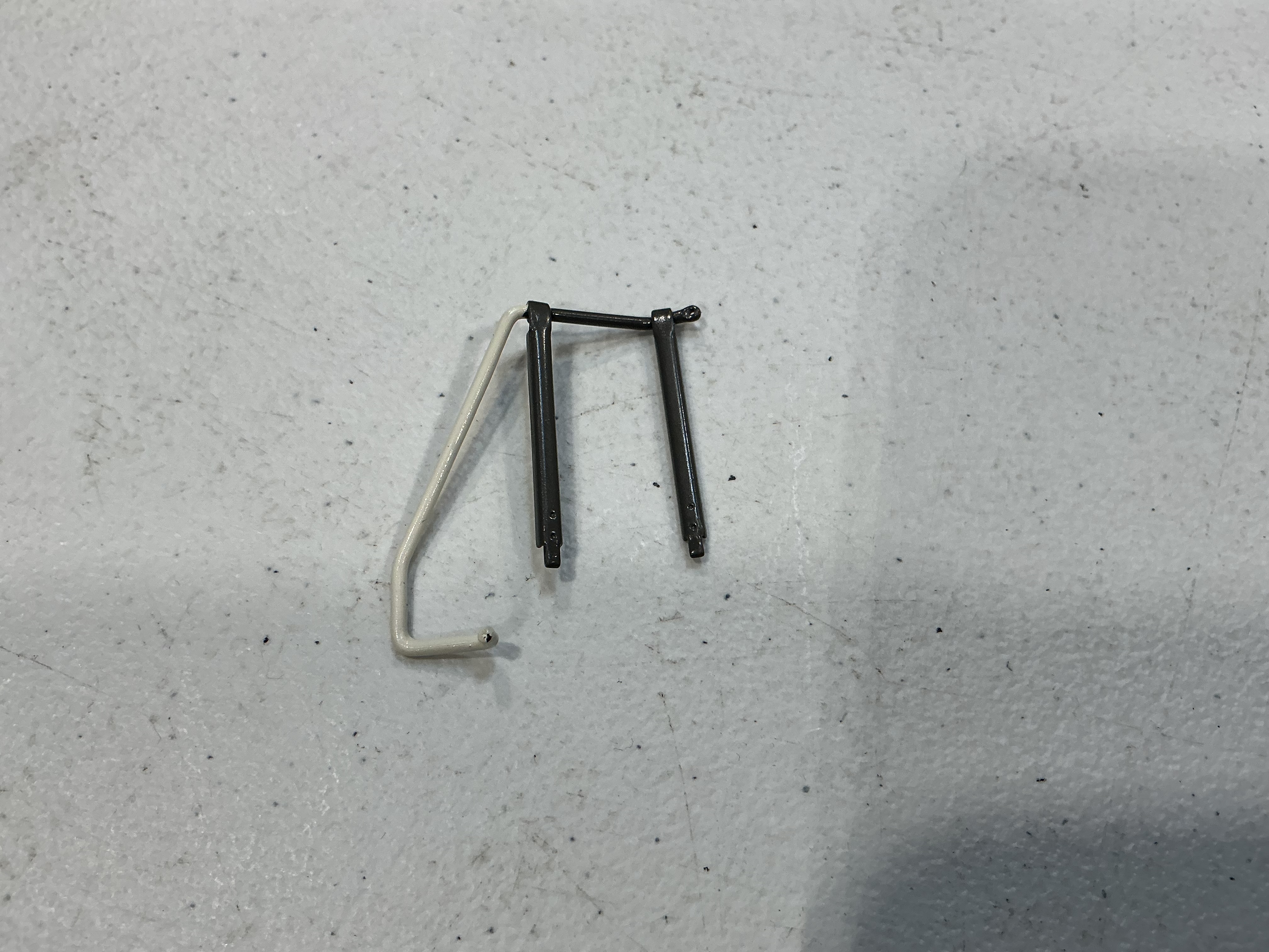 HANDRAIL / FRONT PILOT / LH SIDE / YELLOW W/WHITE END / NARROW NOSE / ONE GAUGE DASH-8