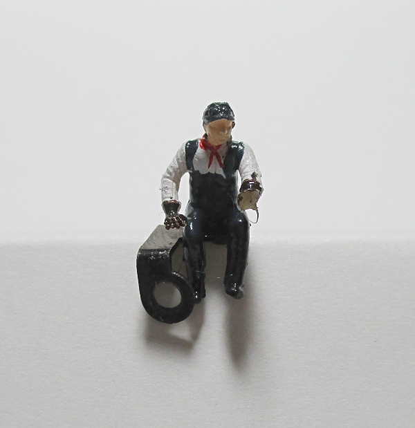 FIGURE / ENGINEER / W/MOUNT / HO SCALE N&W J CLASS 4-8-4