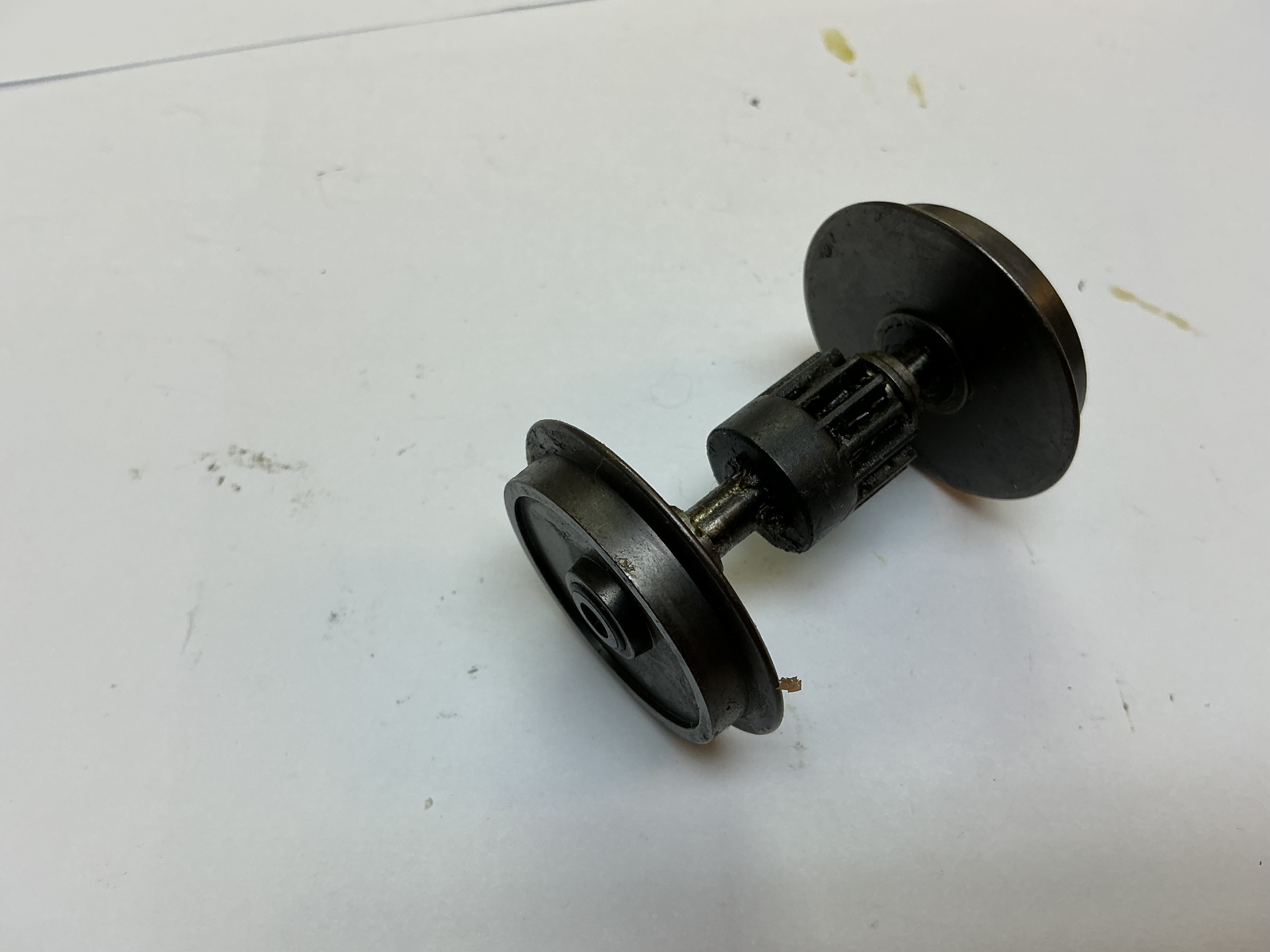 WHEEL & AXLE ASSEMBLY / W/GEAR & BEARINGS / FOR DA2530005 6-WHEEL TRUCK / W/O TRACTION TIRES / BLACKENED / EARLY HORIZONTAL MOTOR / RAILKING ONE GAUGE DASH-8