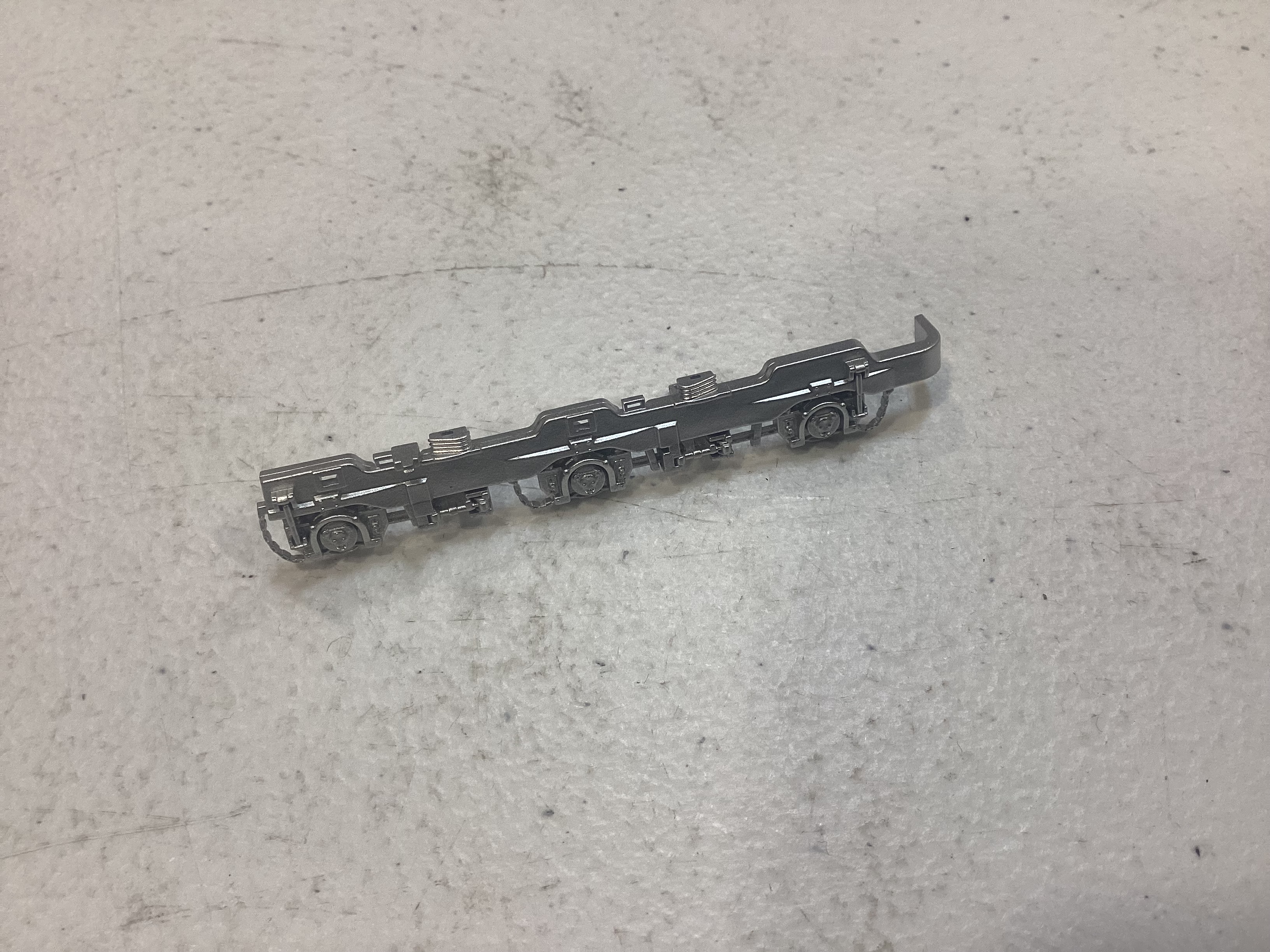 SIDE FRAME / 3-AXLE / LF OR RR / SILVER / W/O BRAKE LINE / HO SCALE SD70ACE