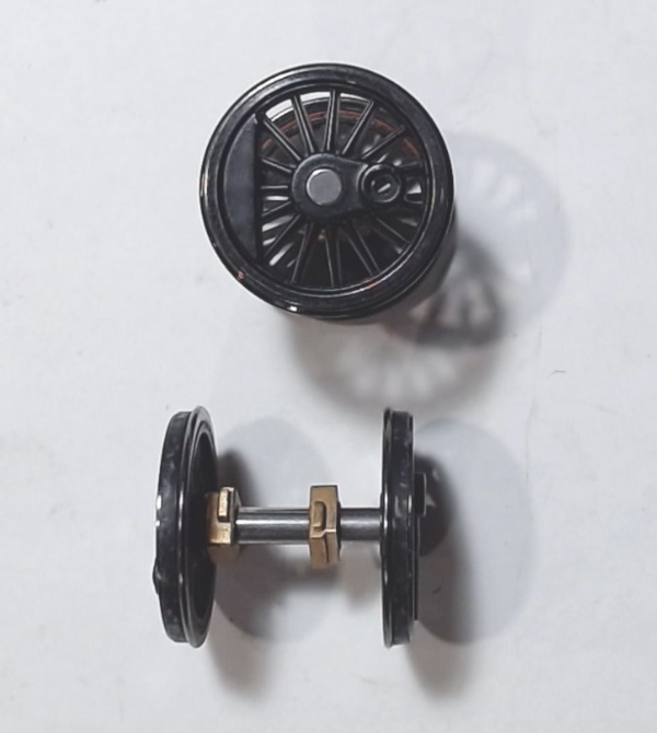 WHEEL & AXLE ASSEMBLY / W/BEARINGS / 4TH DRIVER / W/TRACTION TIRES / HO SCALE TRIPLEX 2-8-8-8-2