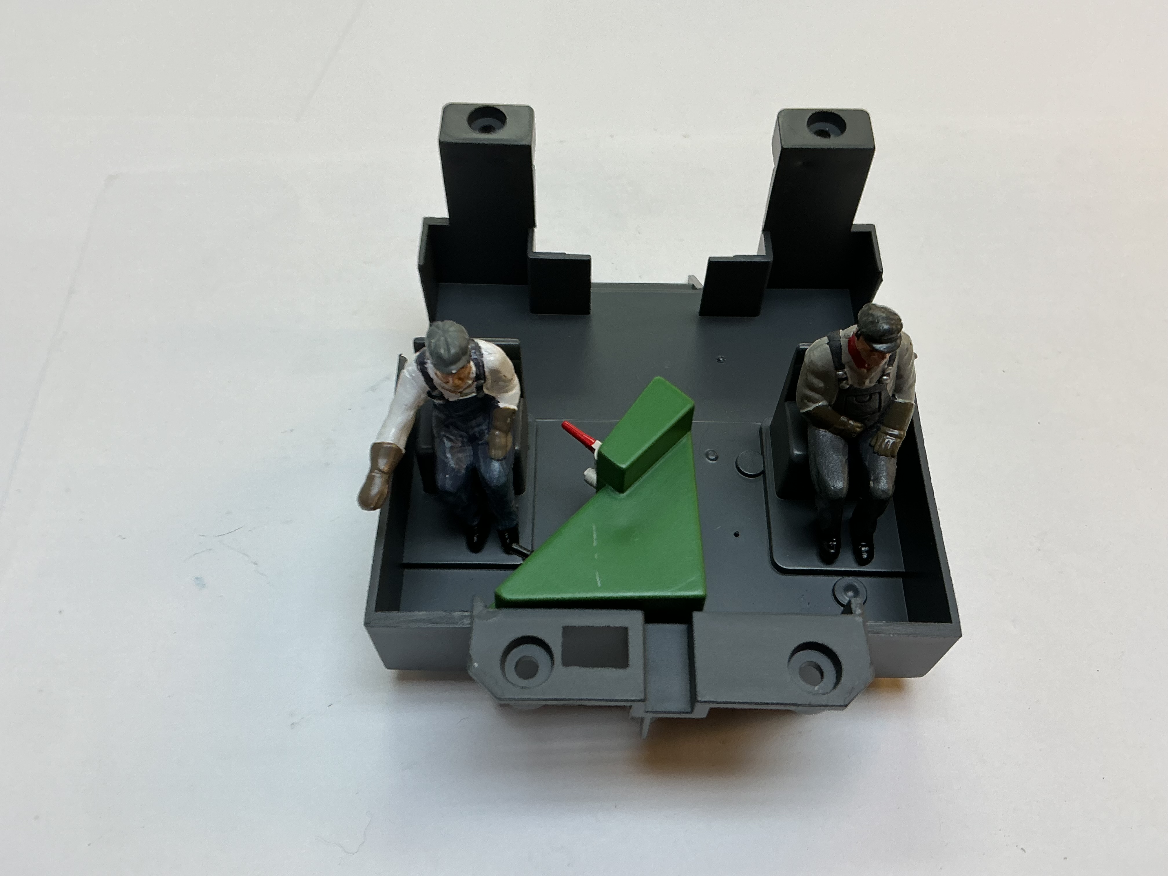 CAB INTERIOR / BLACK W/GREEN CONTROL STAND / W/FIGURES / RAILKING ONE GAUGE F-3 & F-7