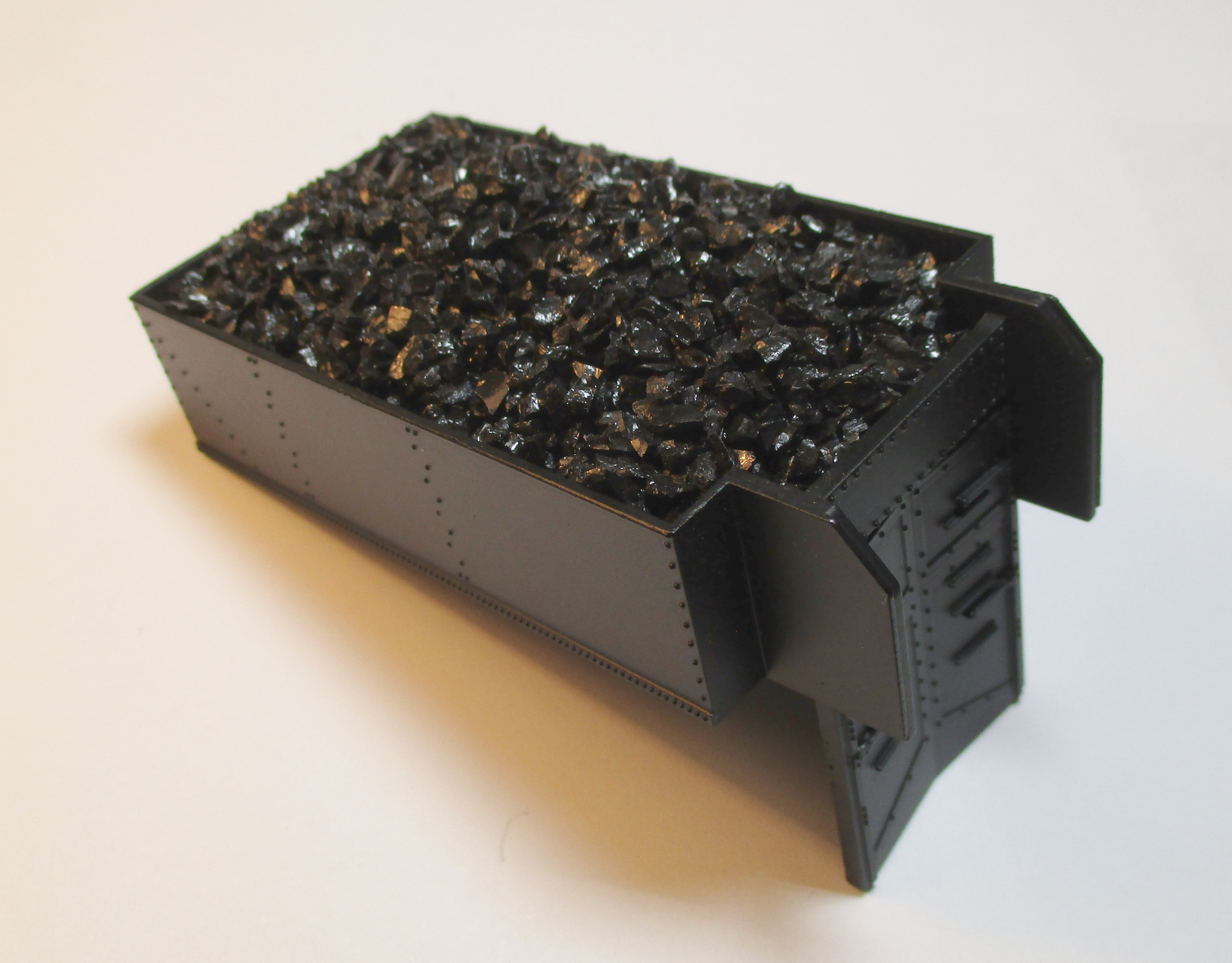 COAL BUNKER / TALL / W/COAL LOAD / BLACK / PREMIER 0-6-0 SWITCHER 
