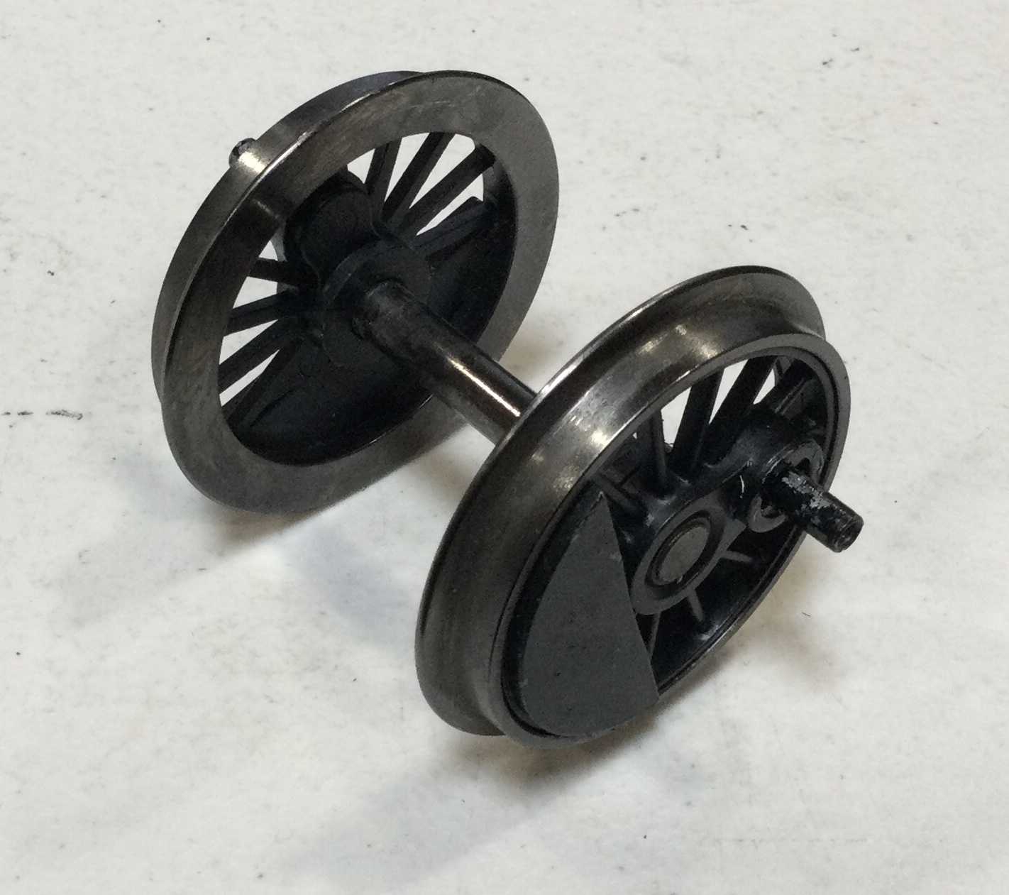 WHEEL & AXLE ASSEMBLY / DRIVER W/BEARINGS / 3RD POSITION / FRONT ENGINE ONLY / RAILKING ONE GAUGE TRIPLEX