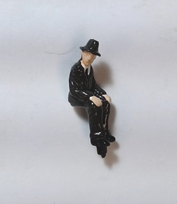 FIGURE / SITTING MAN / DARK GRAY SUIT / W/HAT / RAILKING OPERATING STATION PLATFORM