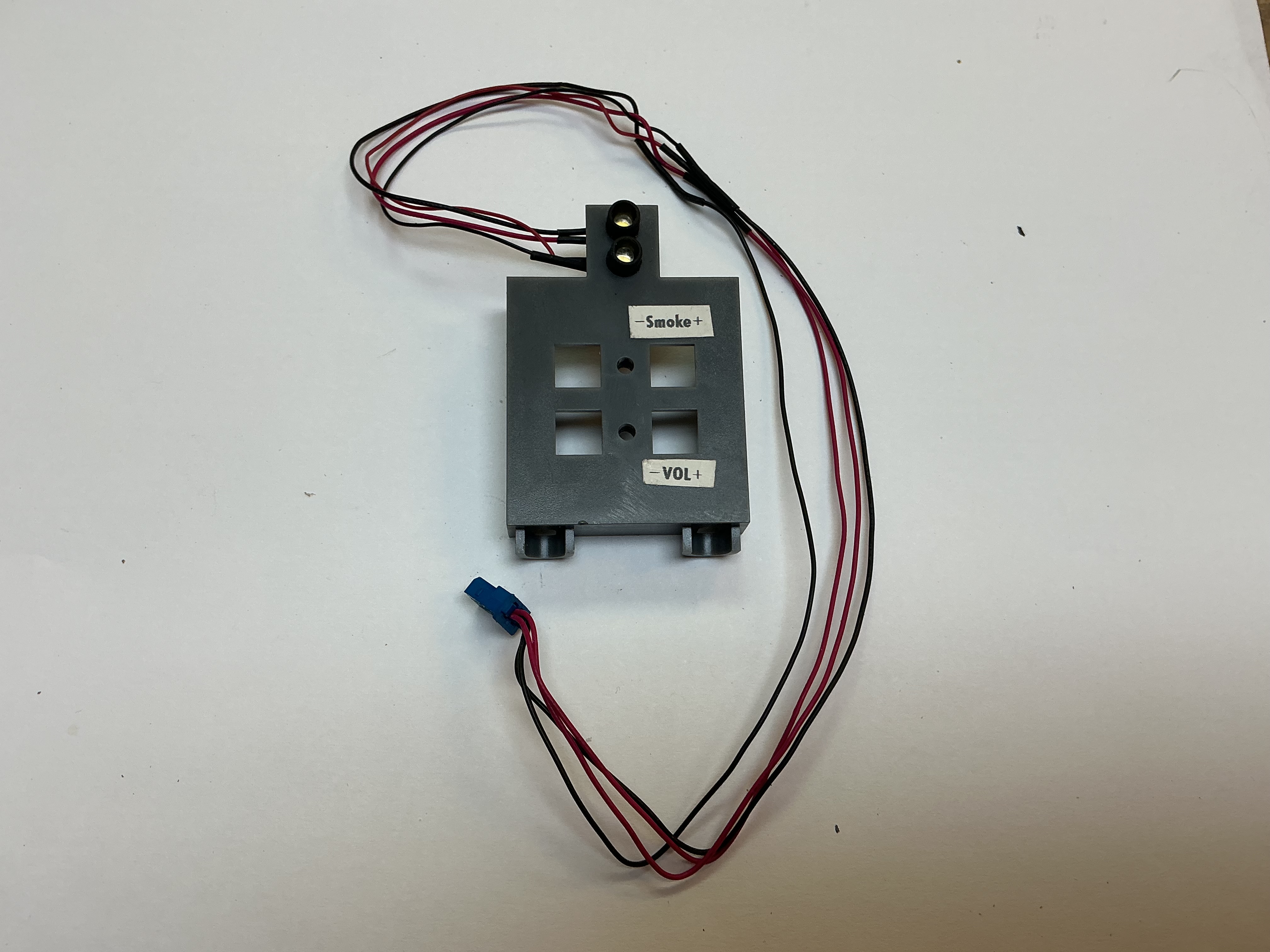BRACKET / POTENTIOMETERS / FRONT / PLASTIC / RAILKING ONE GAUGE ES44AC
