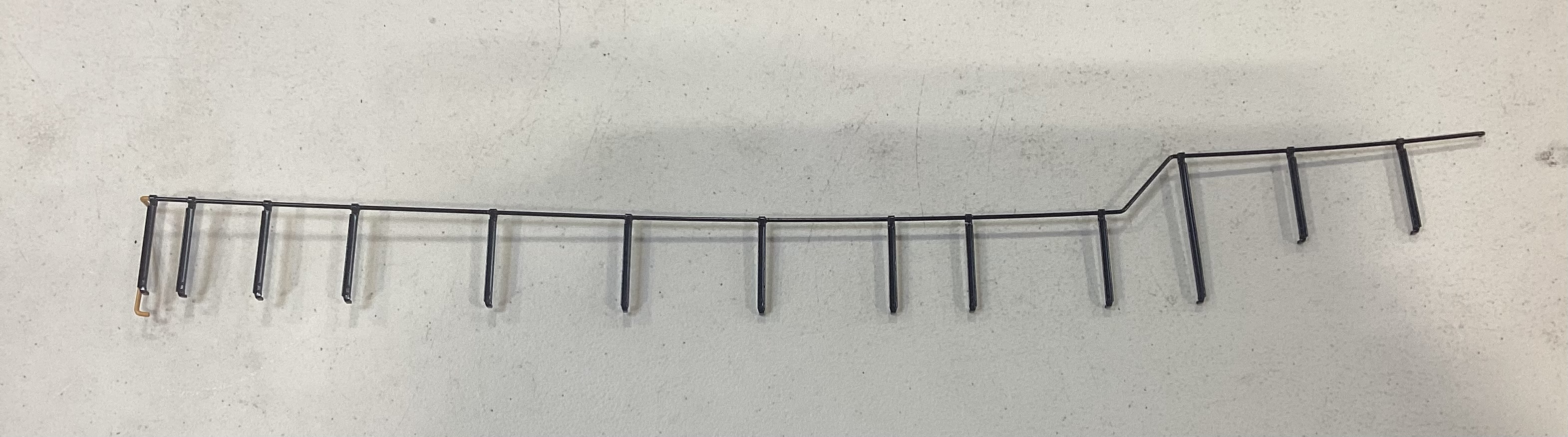 HANDRAIL / LH SIDE / LONG / BLACK W/YELLOW END / NARROW NOSE / RAILKING ONE GAUGE DASH-8