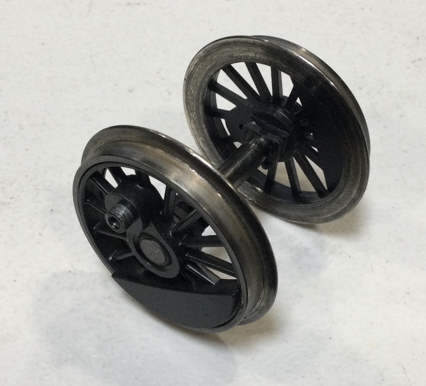 WHEEL & AXLE ASSEMBLY / DRIVER W/BEARINGS / 2ND POSITION / ALL ENGINES / RAILKING ONE GAUGE TRIPLEX