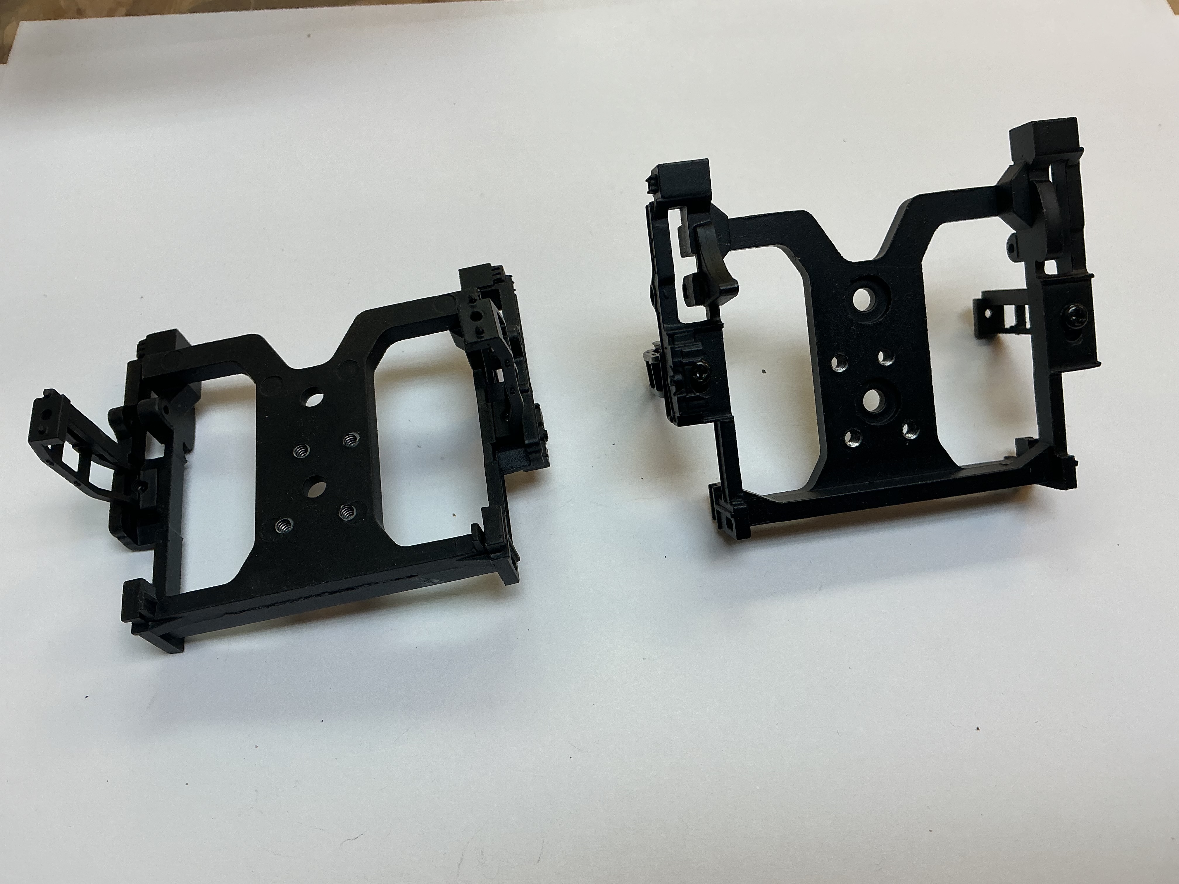 MOTION HANGER / BLACK / PS-3 / W/LADDERS / W/4 ADDITIONAL TAPPED HOLES / PREMIER ATSF NORTHERN 4-8-4