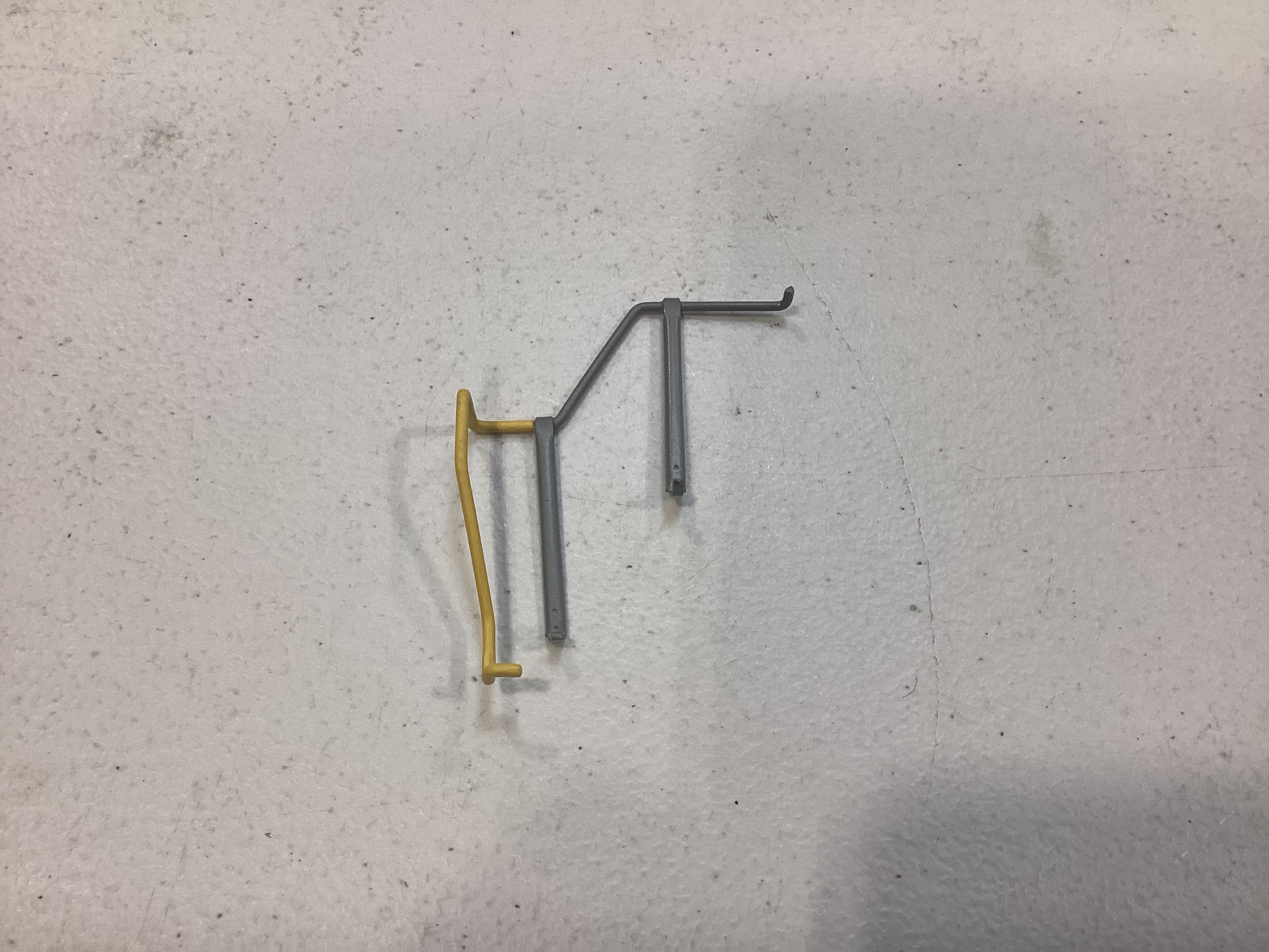 HANDRAIL / RH FRONT / GRAY W/YELLOW END / NARROW NOSE / RAILKING ONE GAUGE DASH-8