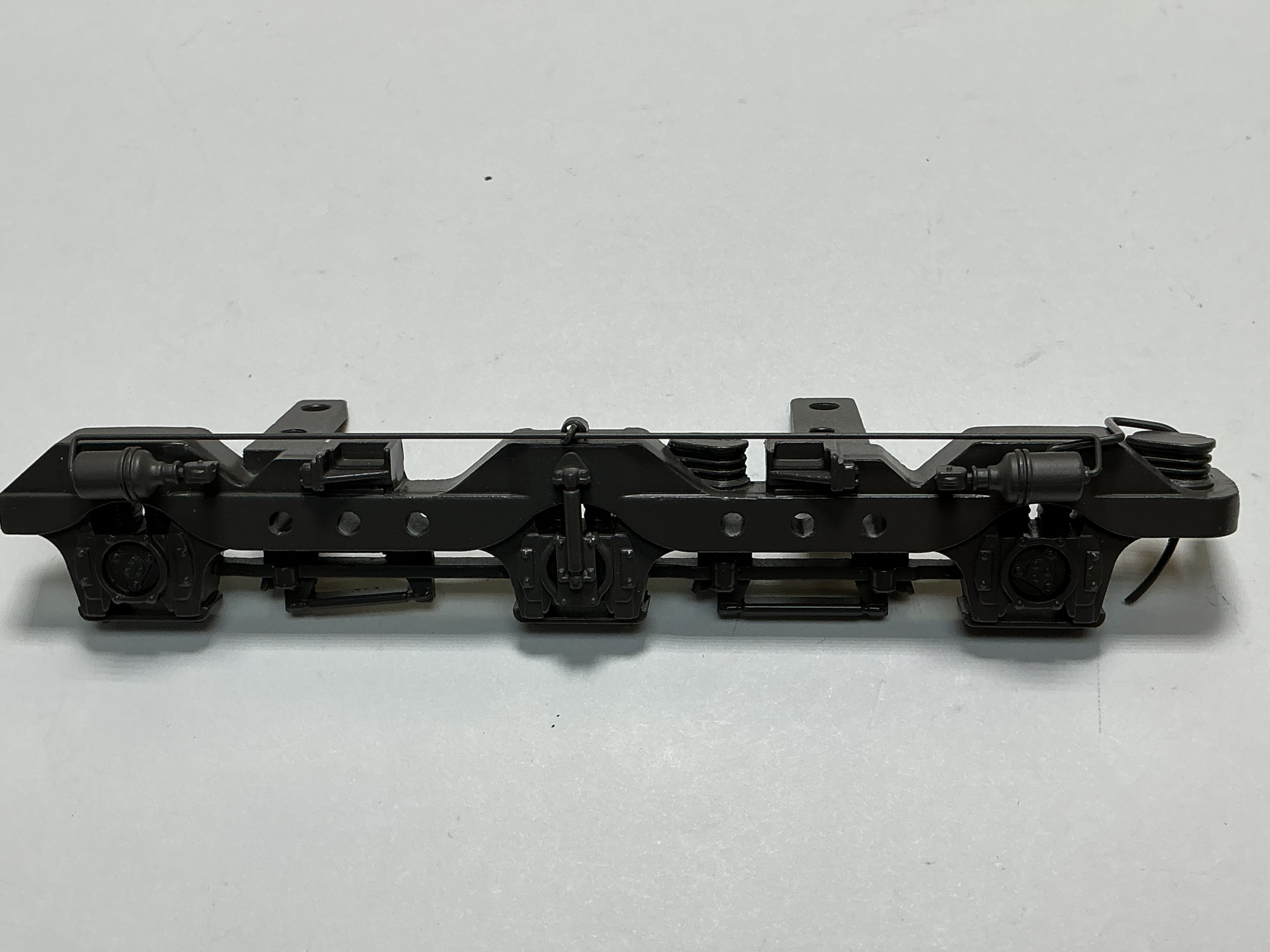 SIDE FRAME / 3-AXLE / LF & RR / UP GRAY / W/SEPARATE BRAKE RESERVOIRS & AIR LINE / PREMIER SD60M