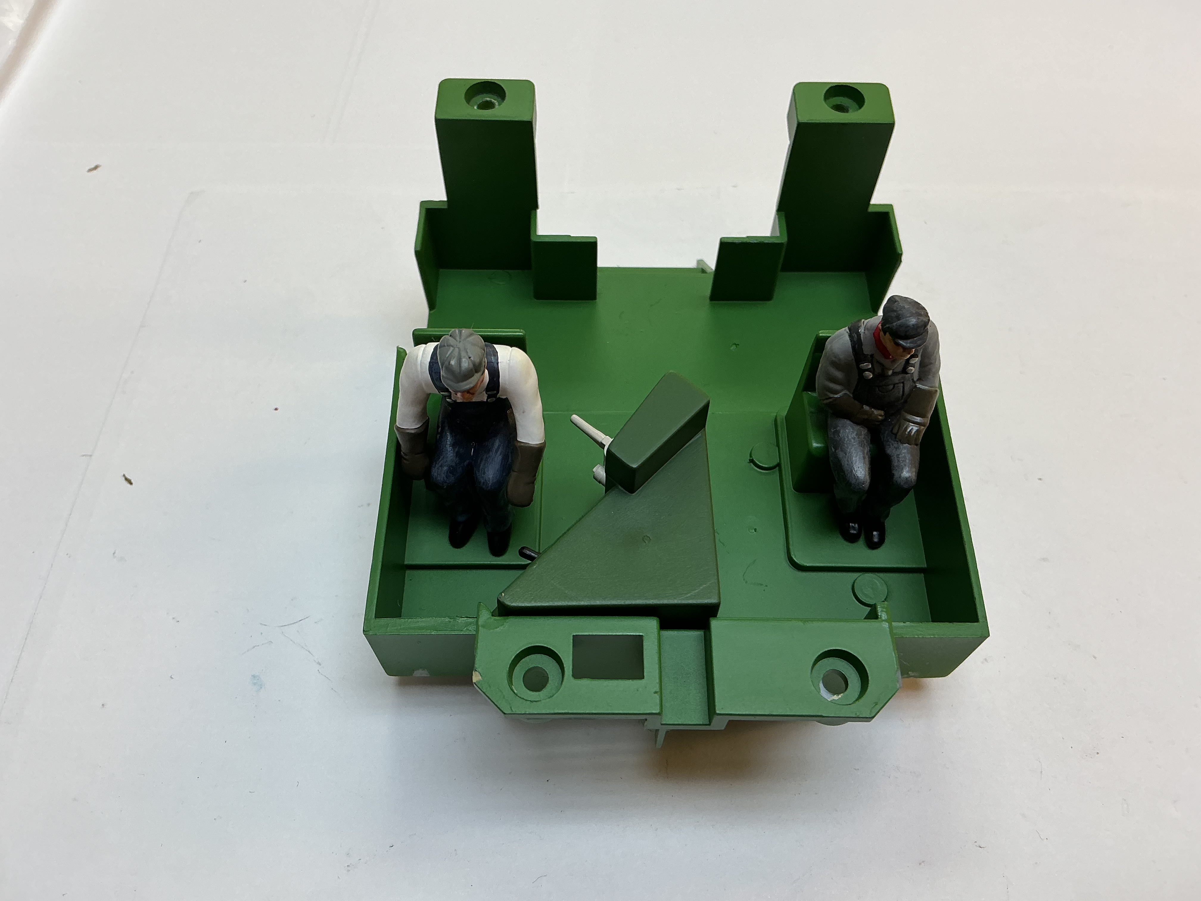 CAB INTERIOR / GREEN W/GREEN CONTROL STAND / W/FIGURES / RAILKING ONE GAUGE F-3 & F-7