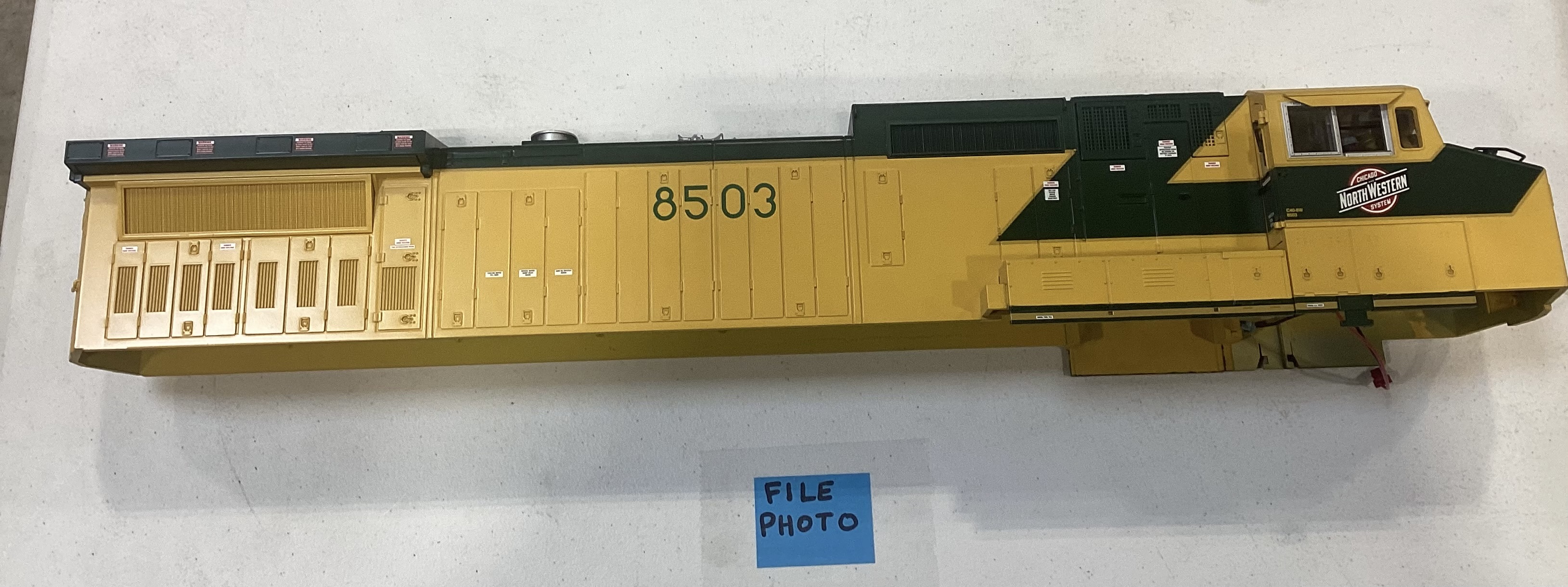 SHELL / COMPLETE / C&NW #8503 / WIDE NOSE /RAILKING 2ONE GAUGE DASH-8 / EXTRA $25.00 FOR SHIPPING