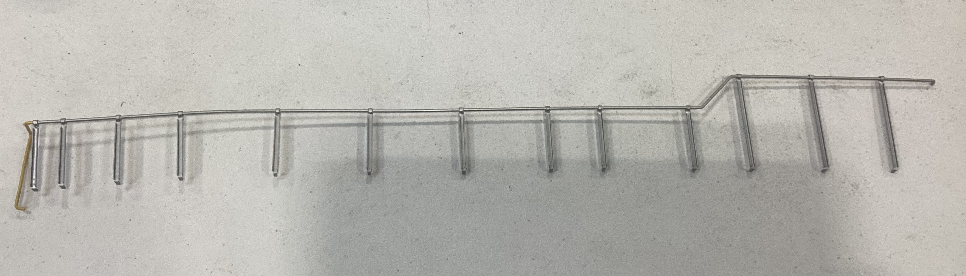 HANDRAIL / RH SIDE / LONG / SILVER W/YELLOW ENDS / NARROW NOSE / RAILKING ONE GAUGE DASH-8