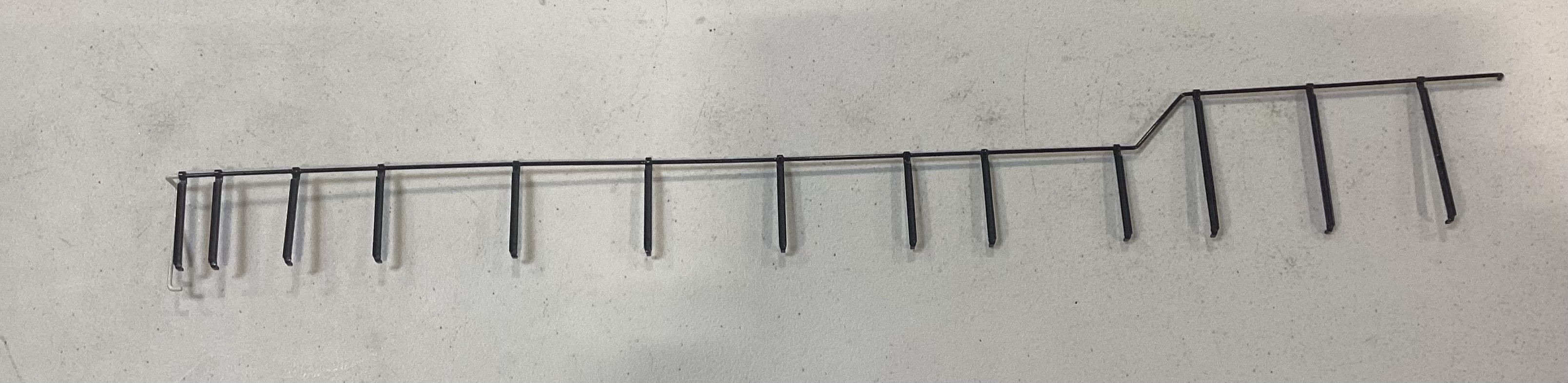 HANDRAIL / RH SIDE / LONG / BLACK W/WHITE ENDS / NARROW NOSE / RAILKING ONE GAUGE DASH-8