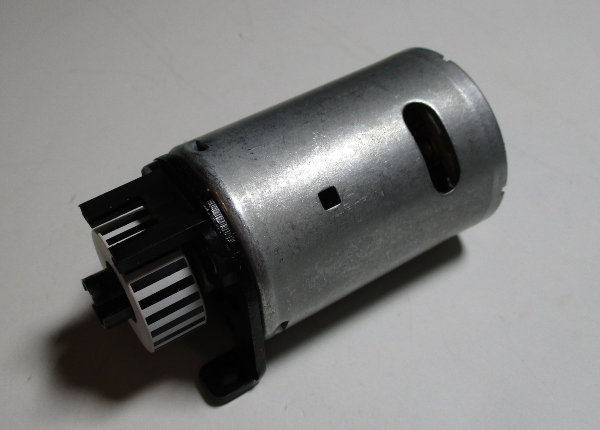 DC MOTOR / RS545SH / F/W 21.65mm D x 9.5mm THICK W/DOGBONE COUPLING / INCLUDES MOTOR MOUNT / STRIPED / PS 3 BKT / PREMIER BR44 & SNCF 150XT