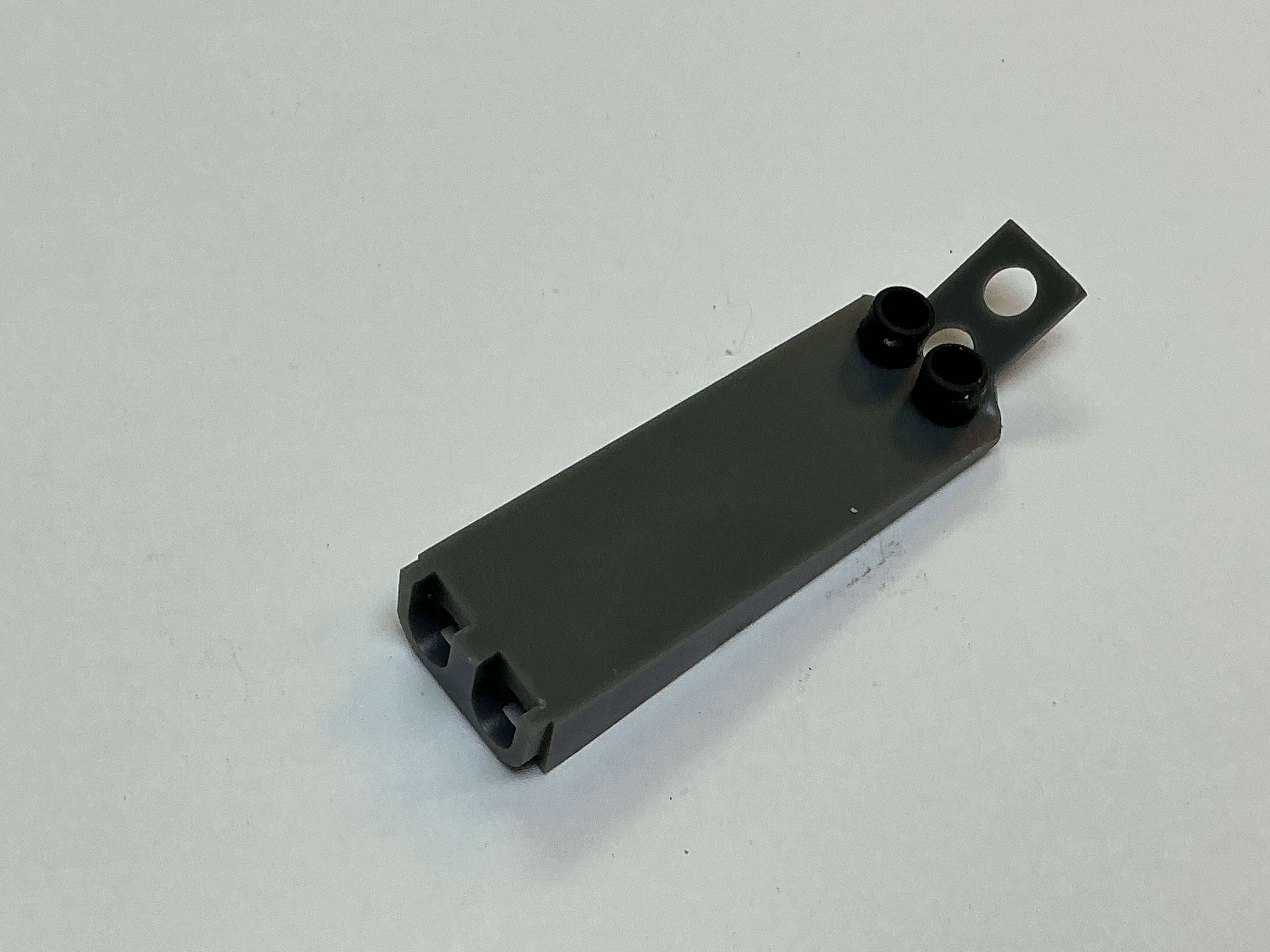 BRACKET / PLASTIC / REAR DIRECTIONAL LEDS / RAILKING ONE GAUGE ES44AC