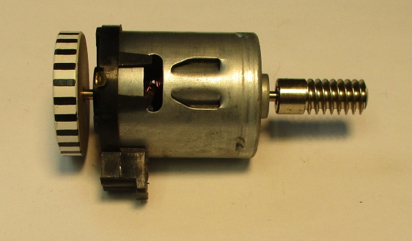 DC MOTOR / RS365SH / MD008-M15 / F/W 27mm D x 5mm THICK / WORM LENGTH 24.4mm TO 24.82mm / STRIPED / PS 2 BKT