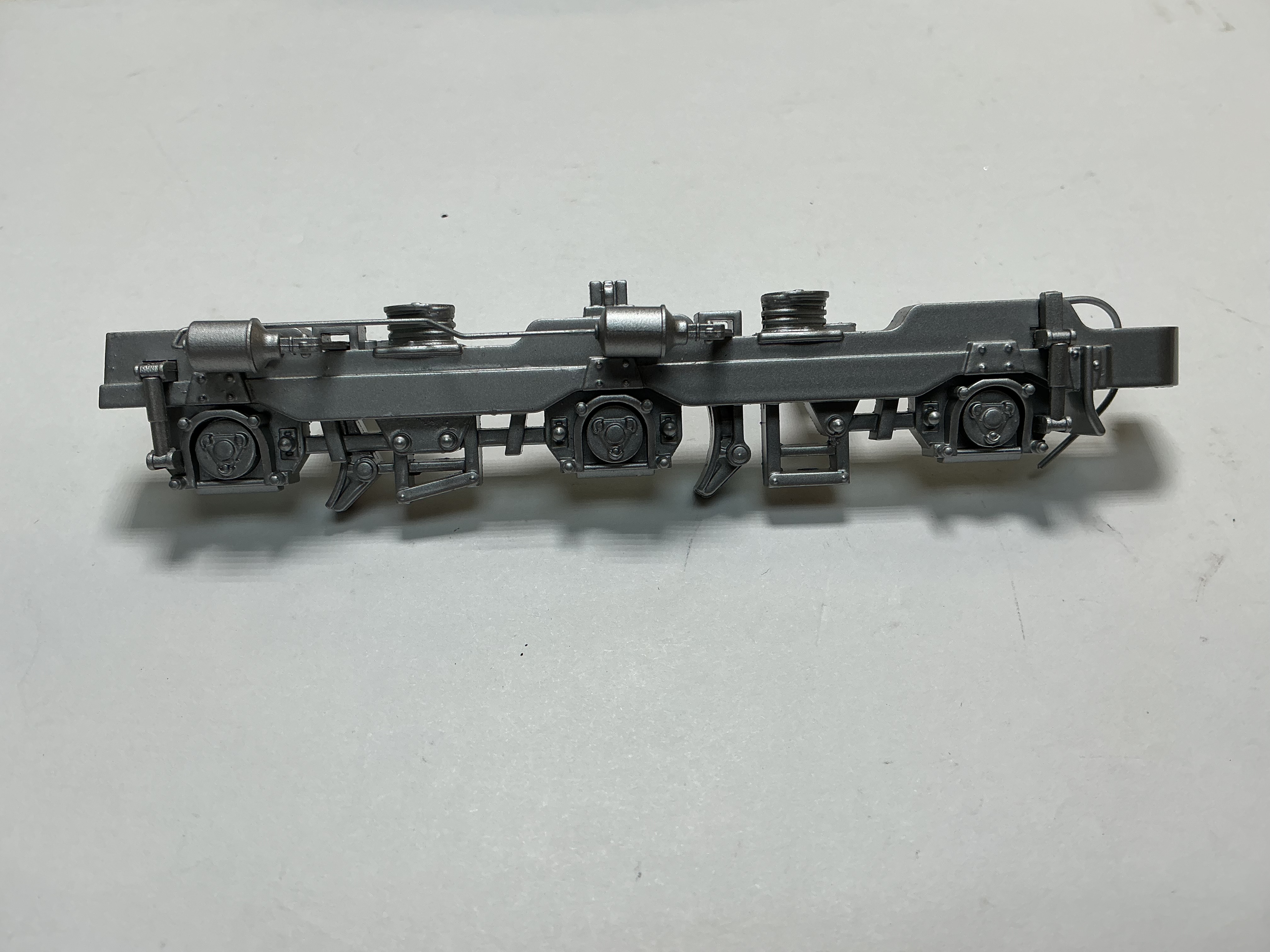 SIDE FRAME / 3-AXLE / LF & RR / SILVER / W/SEPARATE BRAKE RESERVOIRS & AIR LINE / PREMIER SD60M