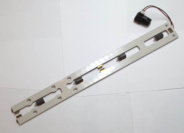 BRACKET / LAMP GUIDE / GRAY / 30mm W x 280mm L / RAILKING RDC BUDD CAR