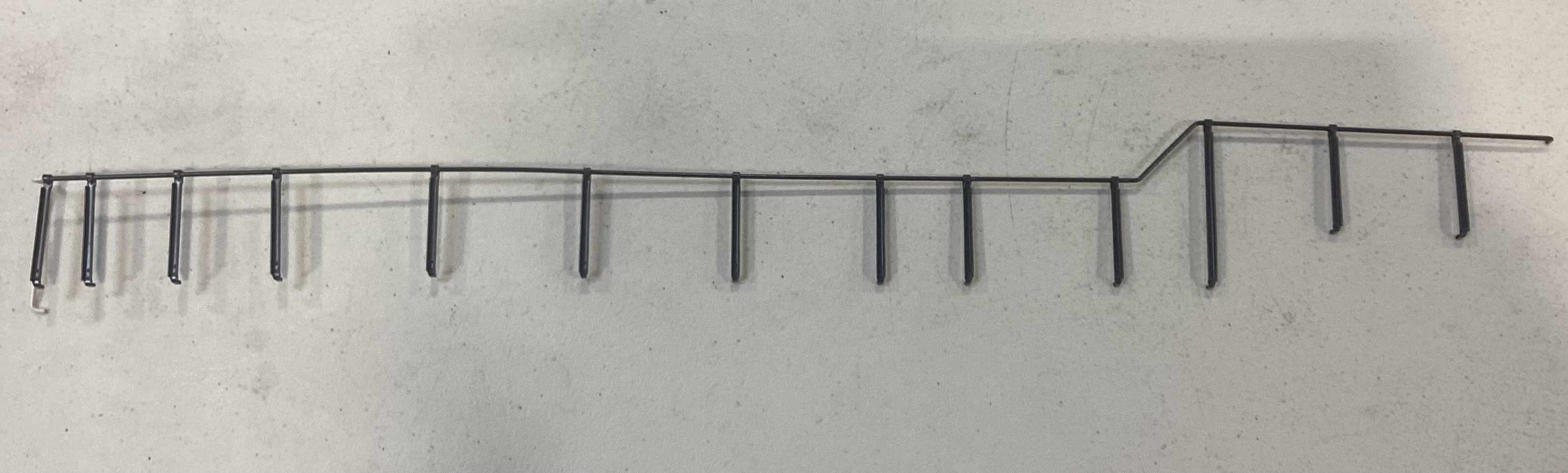 HANDRAIL / RH SIDE / LONG / MATTE GREEN W/WHITE END / NARROW NOSE / RAILKING ONE GAUGE DASH-8