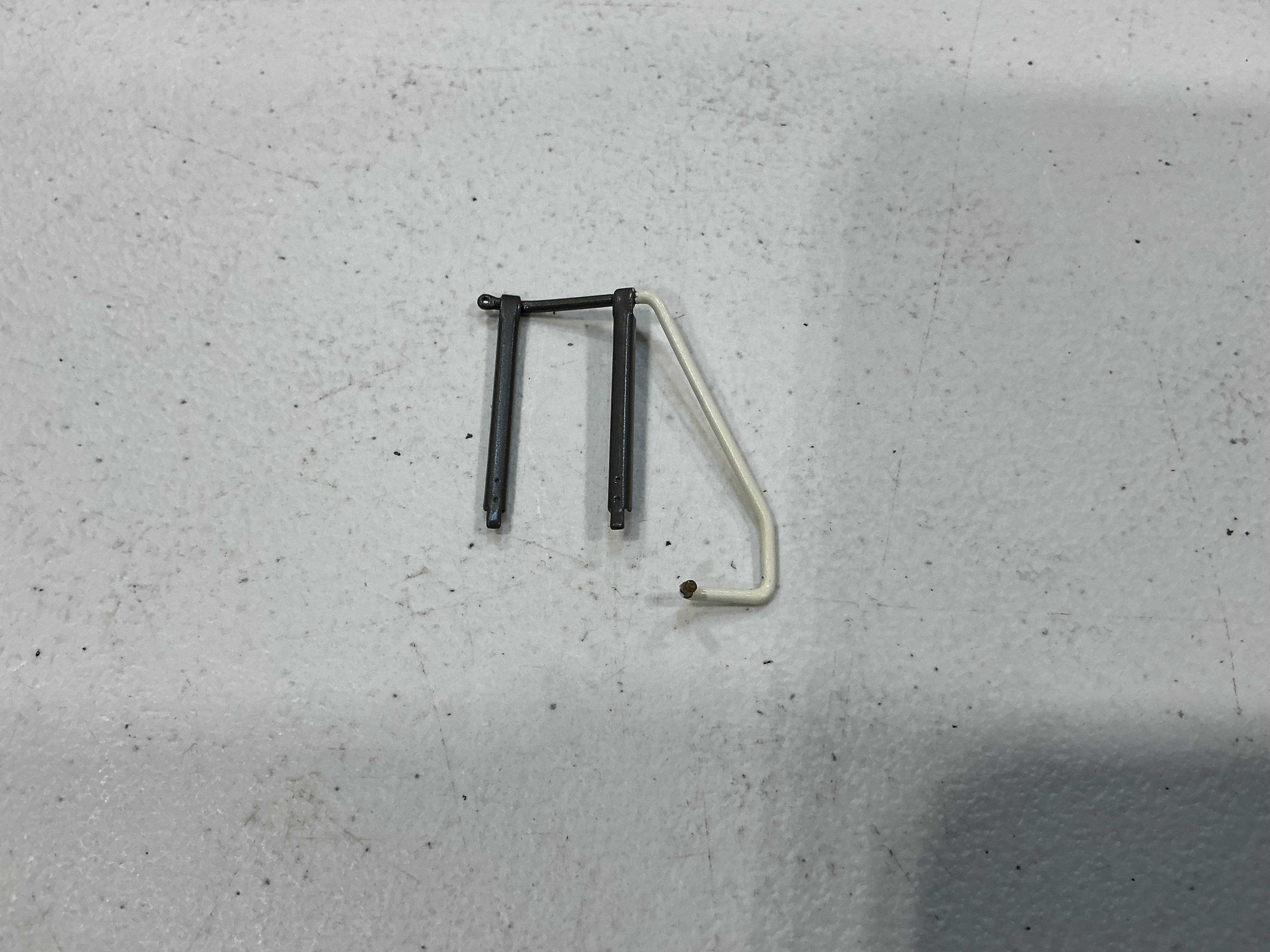 HANDRAIL / FRONT PILOT / RH SIDE / YELLOW W/WHITE END / NARROW NOSE / RAILKING ONE GAUGE DASH-8