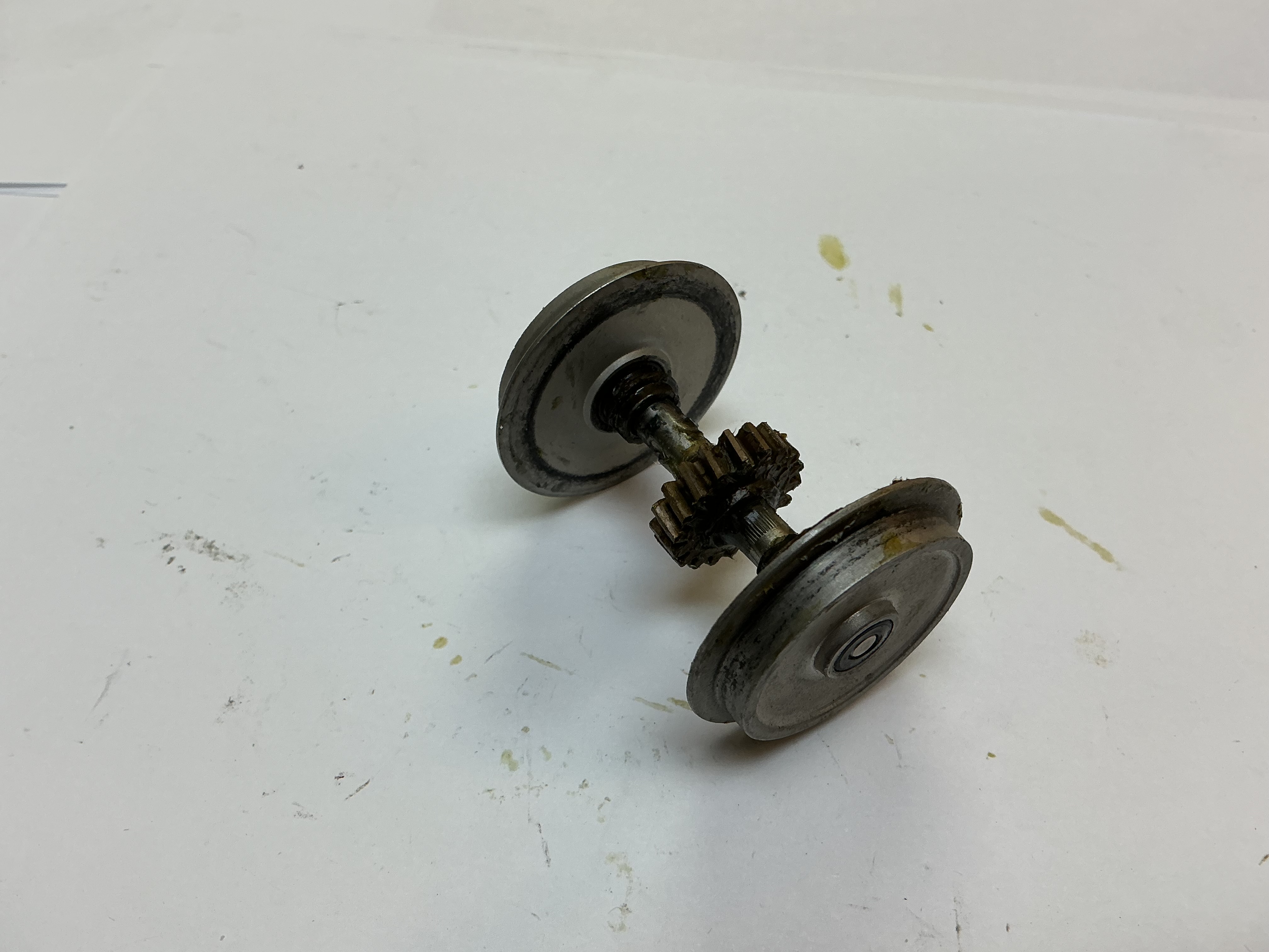WHEEL & AXLE ASSEMBLY / W/BEARINGS & WORM WHEEL / SILVER WHEELS / W/O TRACTION TIRES / EARLY 4-WHEEL TRUCKS / RAILKING ONE GAUGE DASH-8