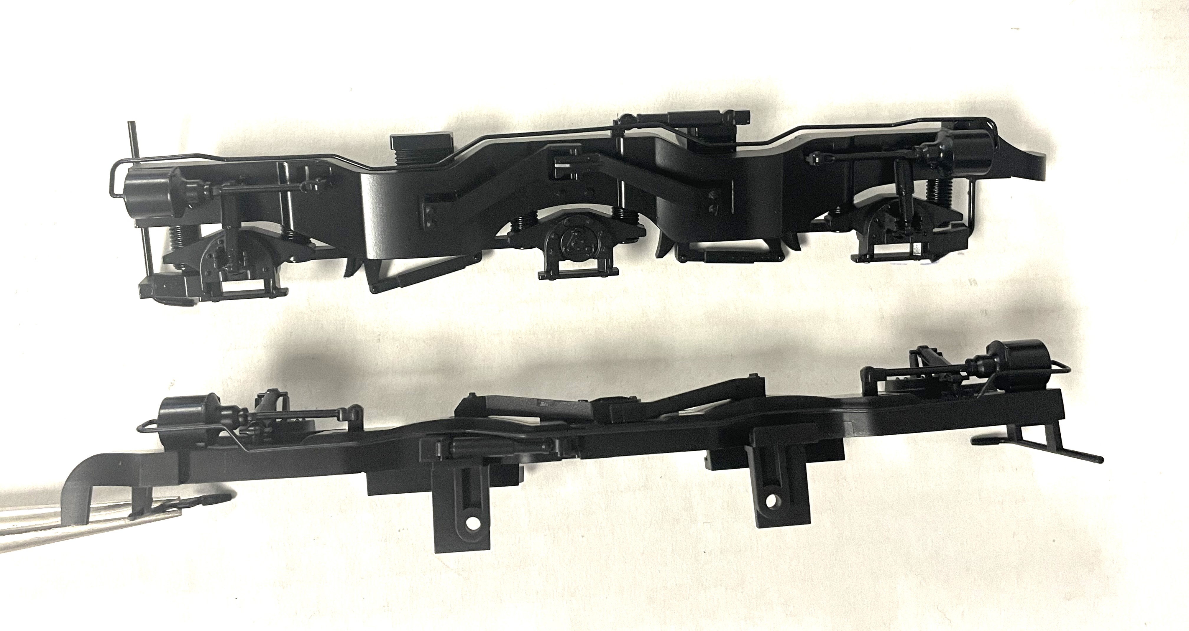 SIDE FRAME / 3-AXLE / STEERABLE / LF OR RR / BLACK / RAILKING ONE GAUGE ES44AC