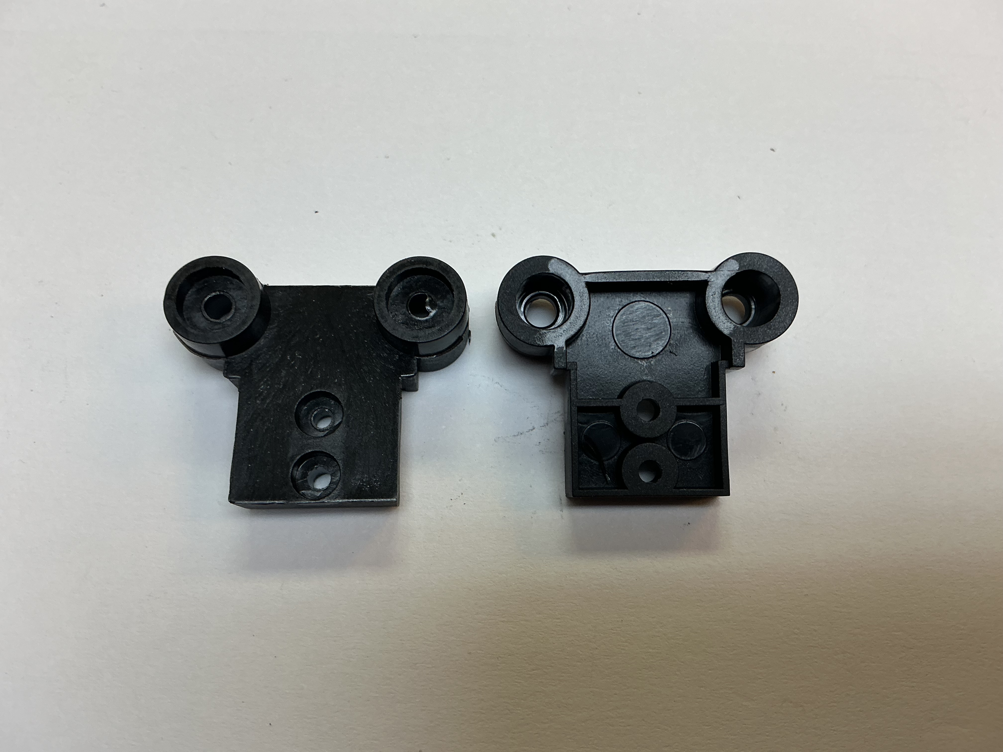 BRACKET / KADEE COUPLER MOUNT / BLACK / RAILKING ONE GAUGE ES44AC