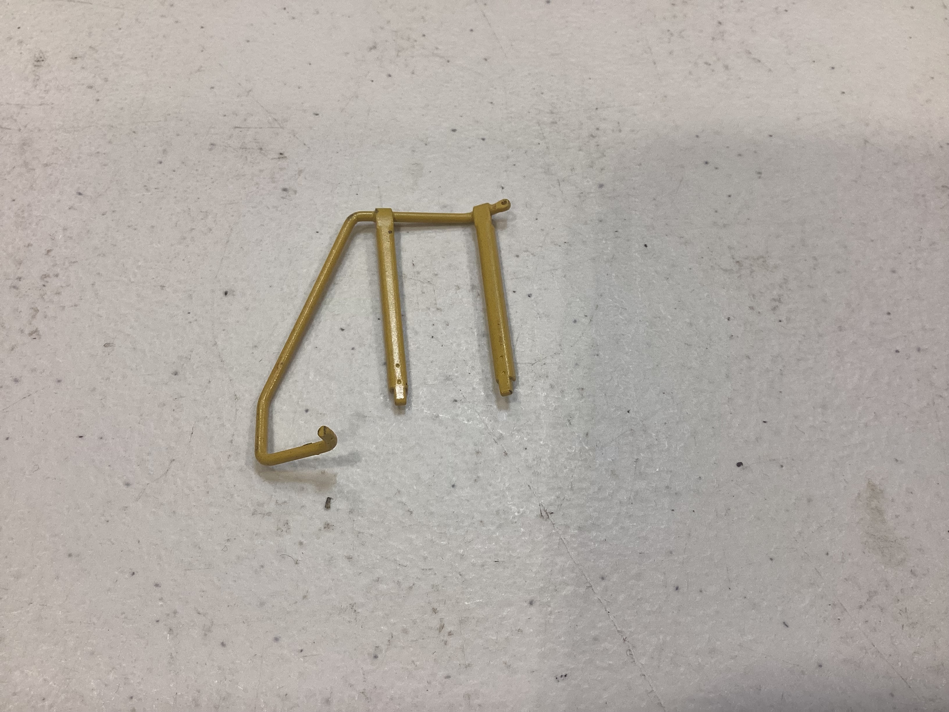 HANDRAIL / FRONT PILOT / LH SIDE / YELLOW / NARROW NOSE / RAILKING ONE GAUGE DASH-8