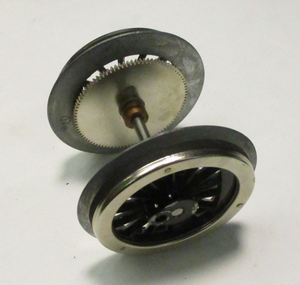 WHEEL & AXLE ASSEMBLY / STANDARD GAUGE / STEAM / BLACK SPOKED CENTERS / W/TRACTION TIRES