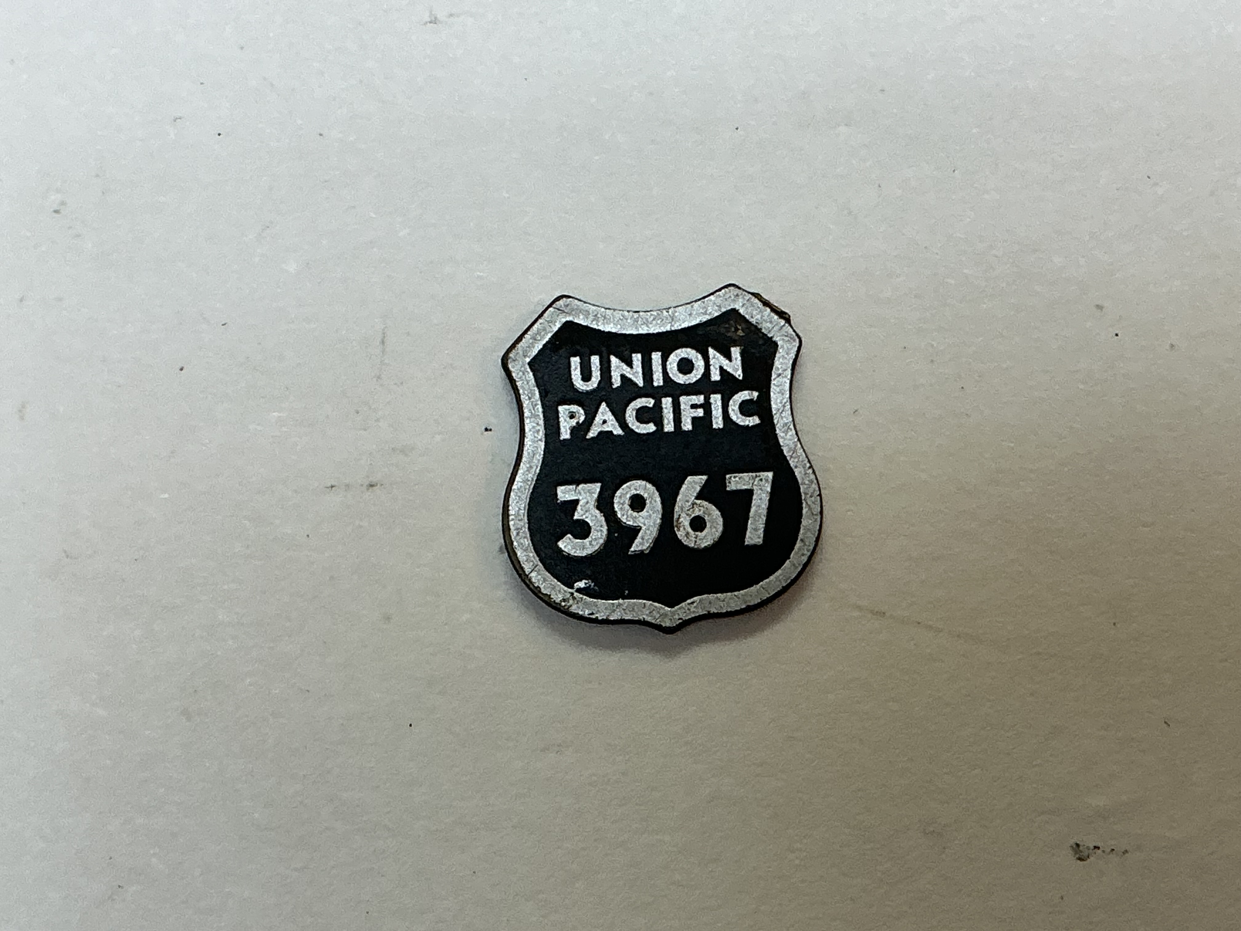 NUMBER PLATE / UP SHIELD / #3967 / MOUNTS TO HEADLIGHT ON PILOT / RAILKING ONE GAUGE CHALLENGER