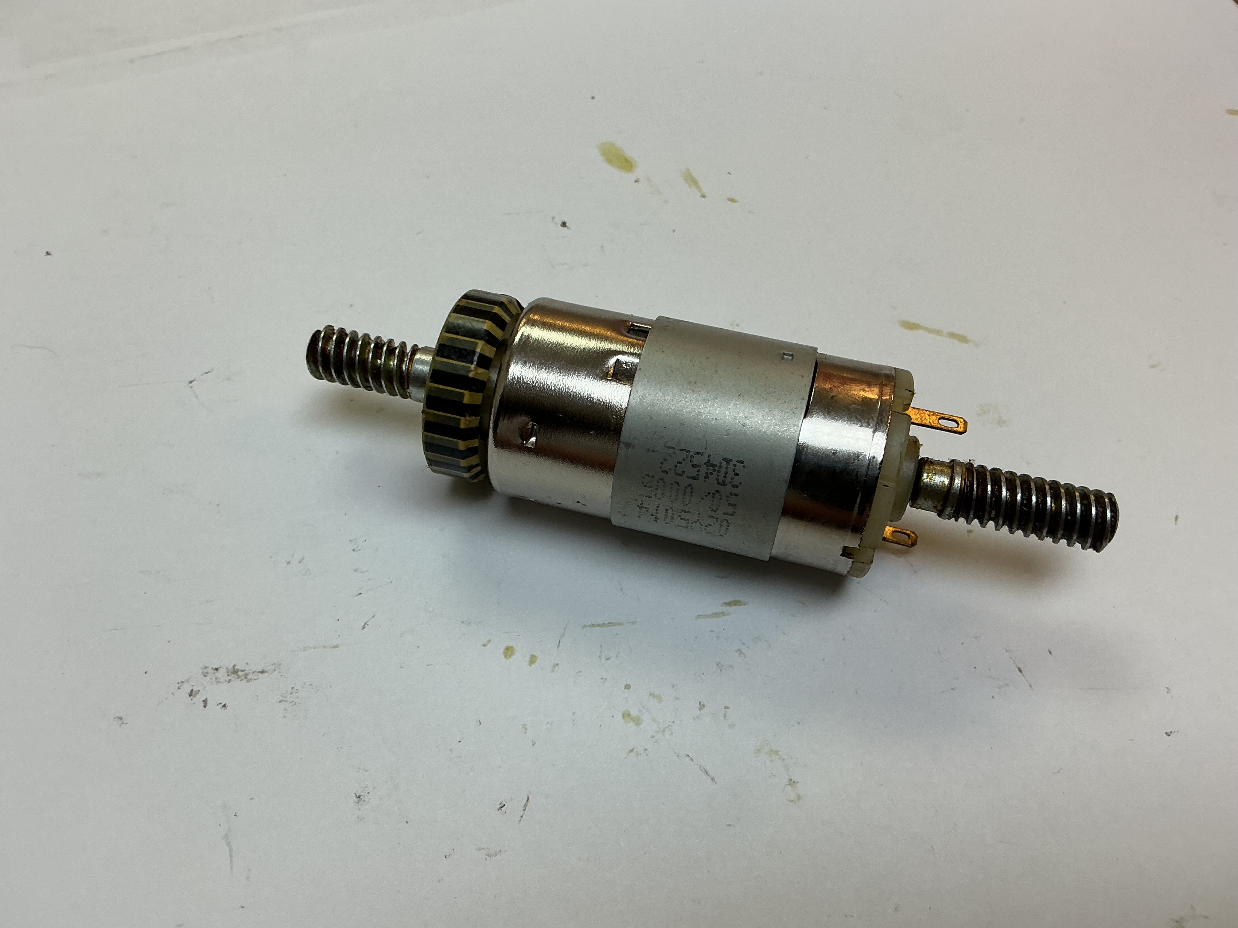 DC MOTOR / W/DUAL WORM GEARS / FIRST PRODUCTION / FOR 6-WHEEL TRUCK ONLY / RAILKING ONE GAUGE DASH-8