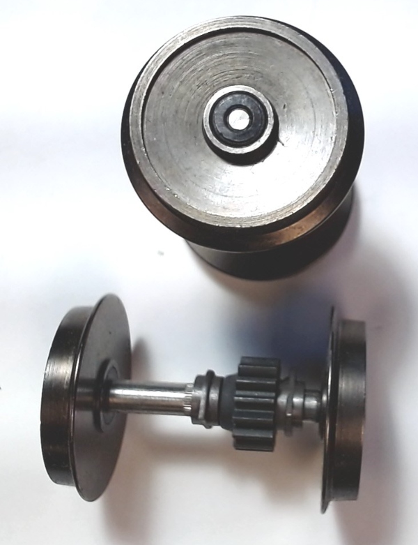 WHEEL & AXLE ASSEMBLY /  W/GEAR & AXLE BEARINGS / W/O TRACTION TIRES / RAILKING ONE GAUGE ES44 , SD70ACe, F-3 & F-7 W/VERTICAL MOTOR