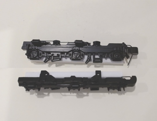 SIDE FRAME / 3-AXLE / BLACK / W/AIR LINE / LF & RR / TOP MOUNT / 3/2 FEATURE TRUCK / PREMIER SD70ACe 