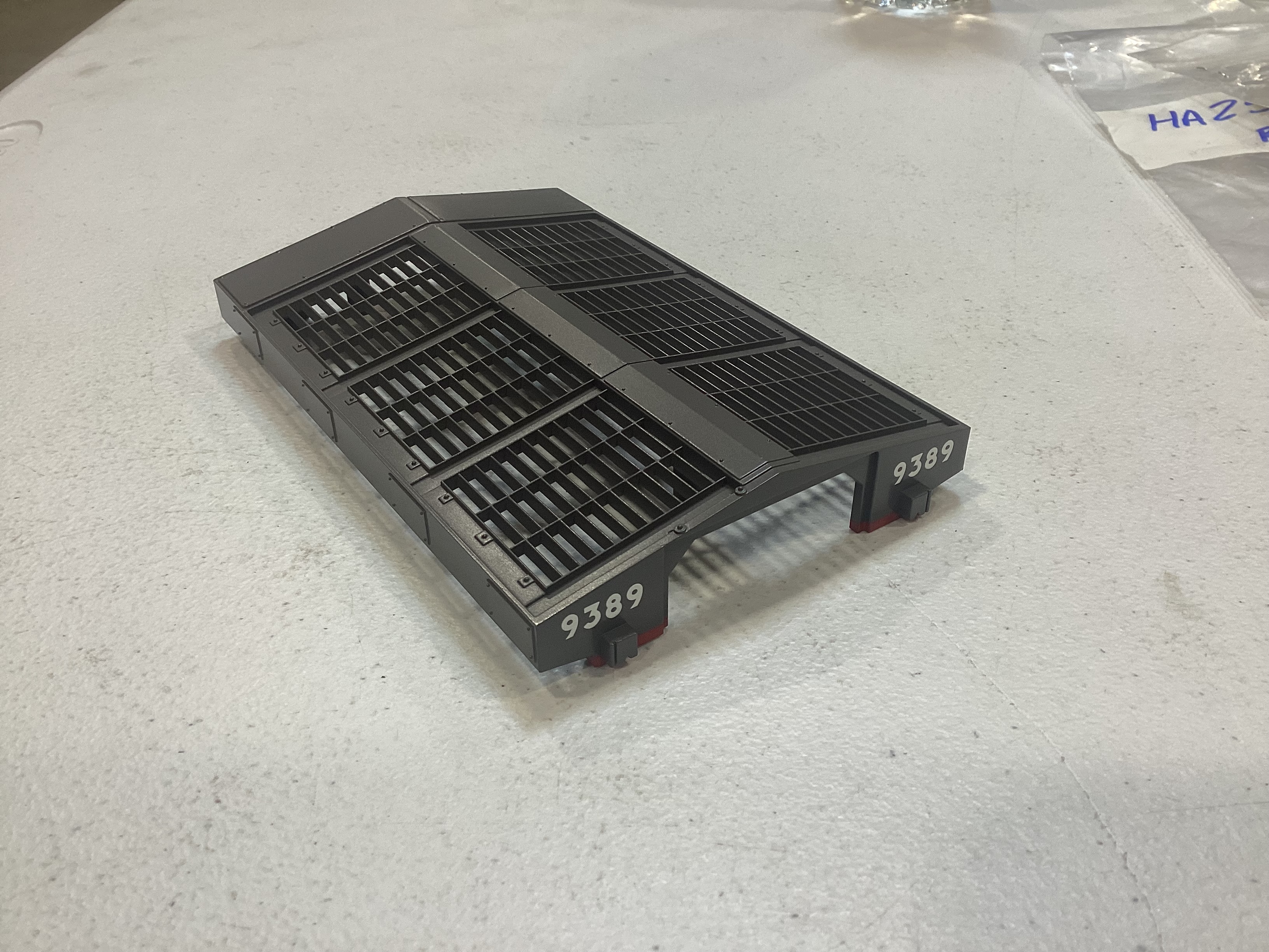 RADIATOR HATCH COVER / GRAY / CAB # 9389 / RAILKING ONE GAUGE DASH-8