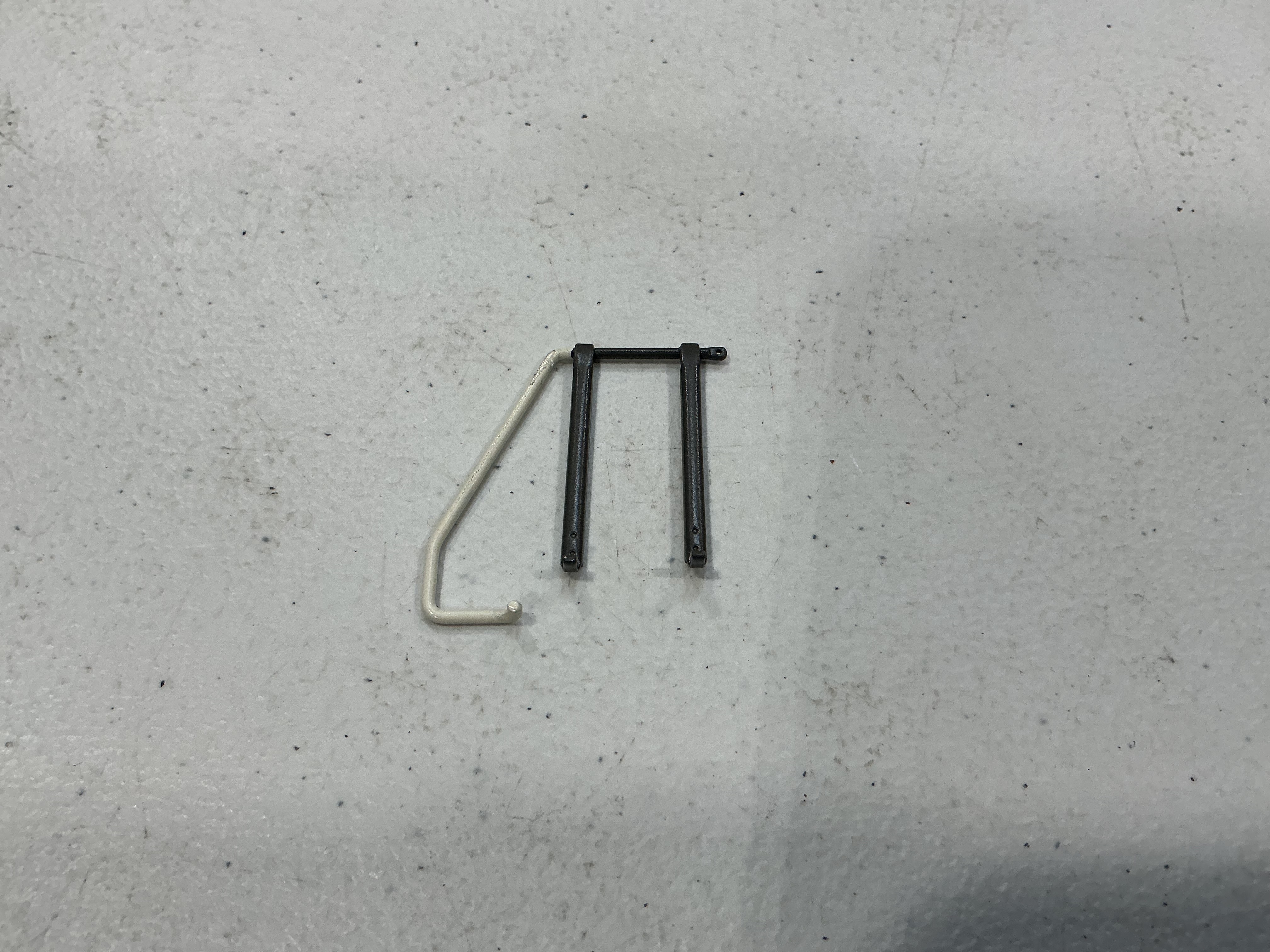 HANDRAIL / REAR PILOT DECK / LH SIDE / GRAY  W/WHITE END / NARROW NOSE / RAILKING ONE GAUGE DASH-8