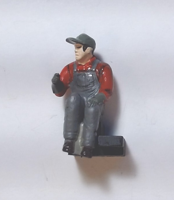FIGURE / FIREMAN / W/DIE-CAST SEAT / ENGINEER POSITION / PREMIER STEAM LOCOMOTIVES