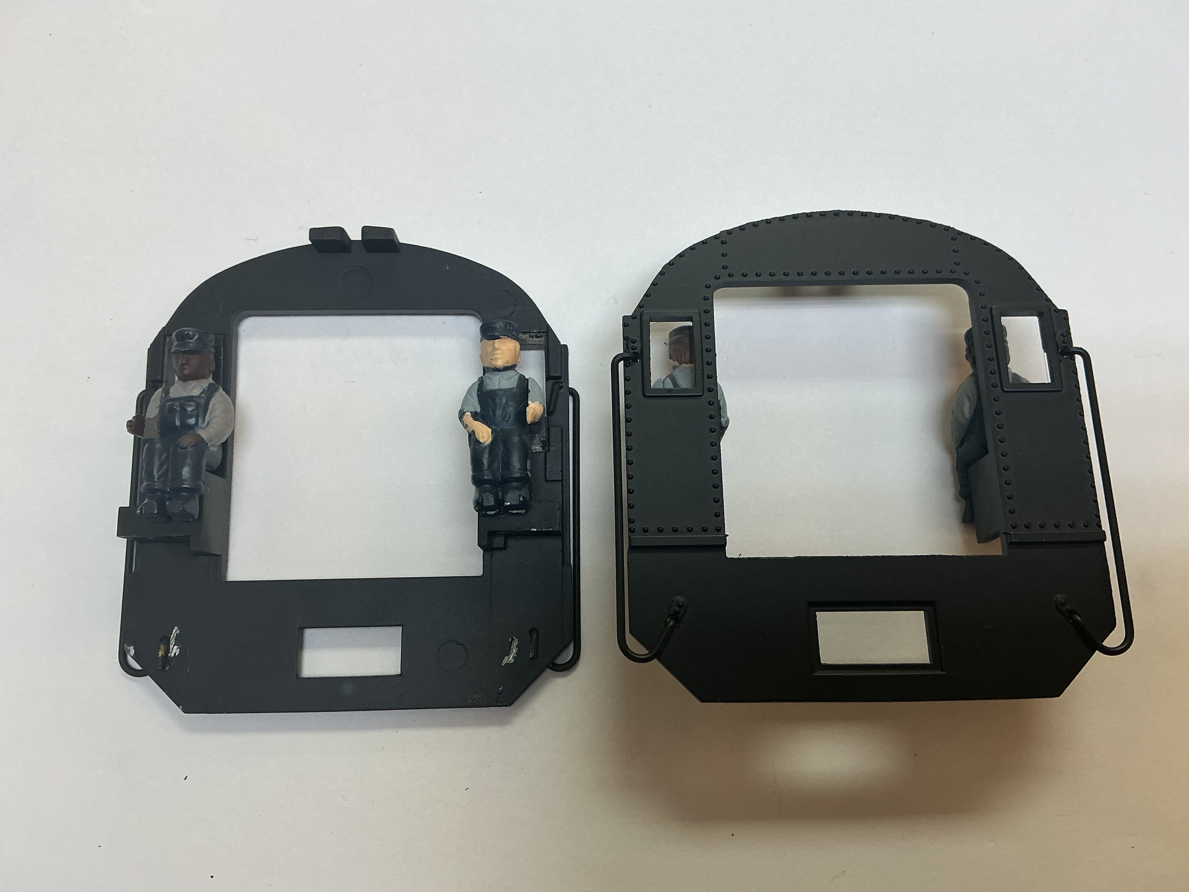 CAB REAR WALL / BLACK / W/FIGURES / PREMIER LIGHT MIKADO 2-8-2