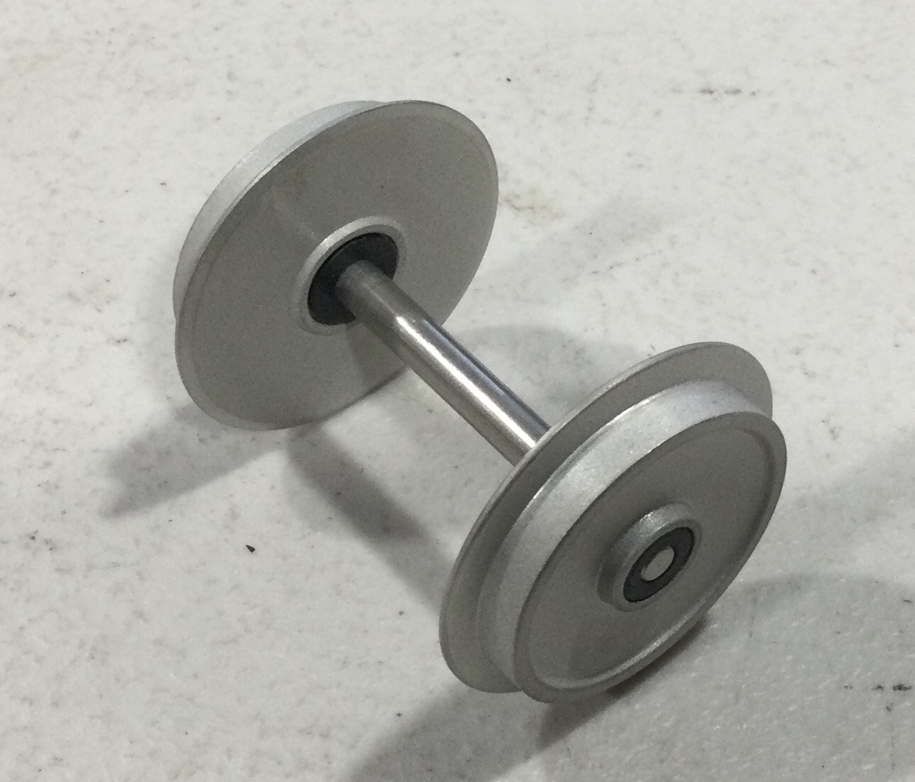 WHEEL & AXLE ASSEMBLY / W/BEARINGS / FOR DA2530005 6-WHEEL TRUCK / CENTER POSITION / RAILKING ONE GAUGE DASH-8