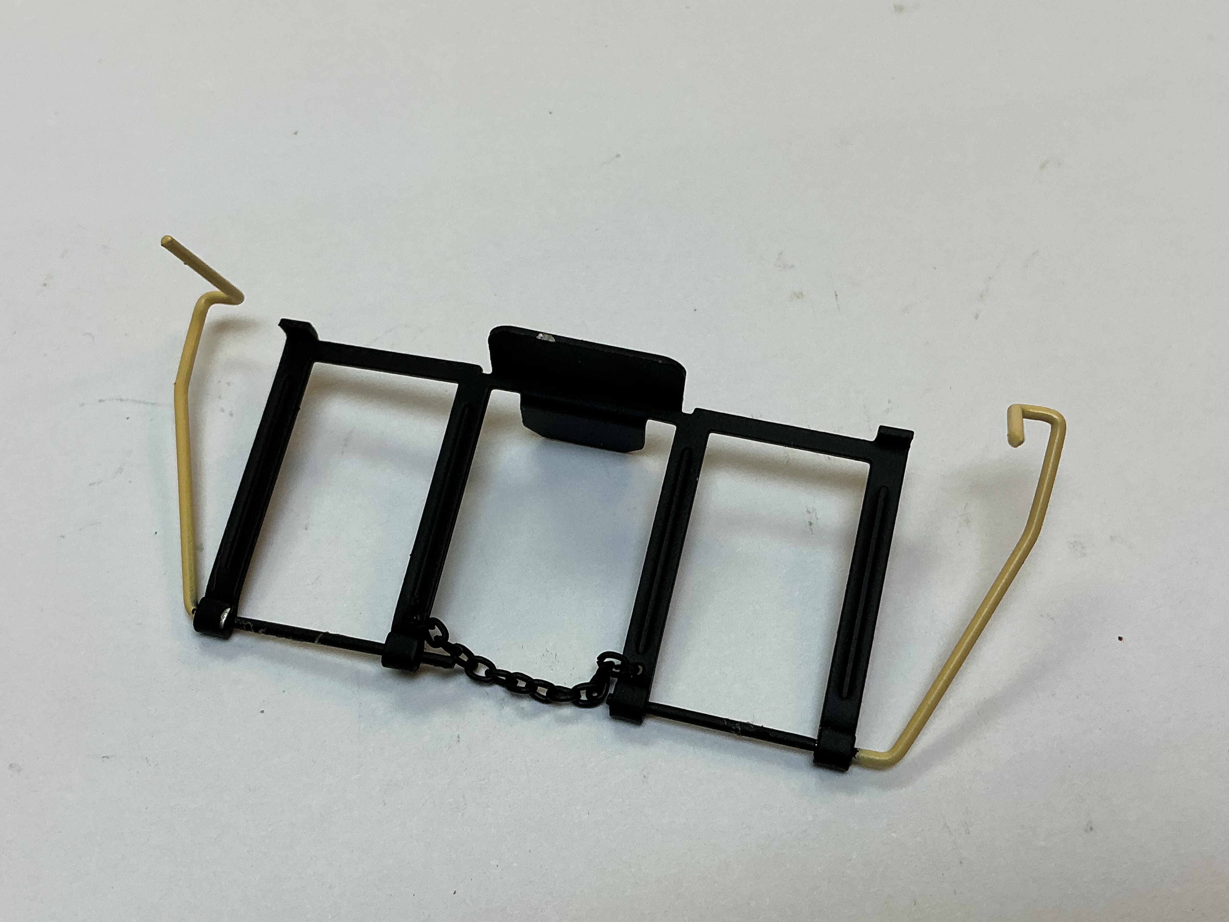 HANDRAIL / REAR / BLACK W/YELLOW / W/CHAIN / PREMIER E-33